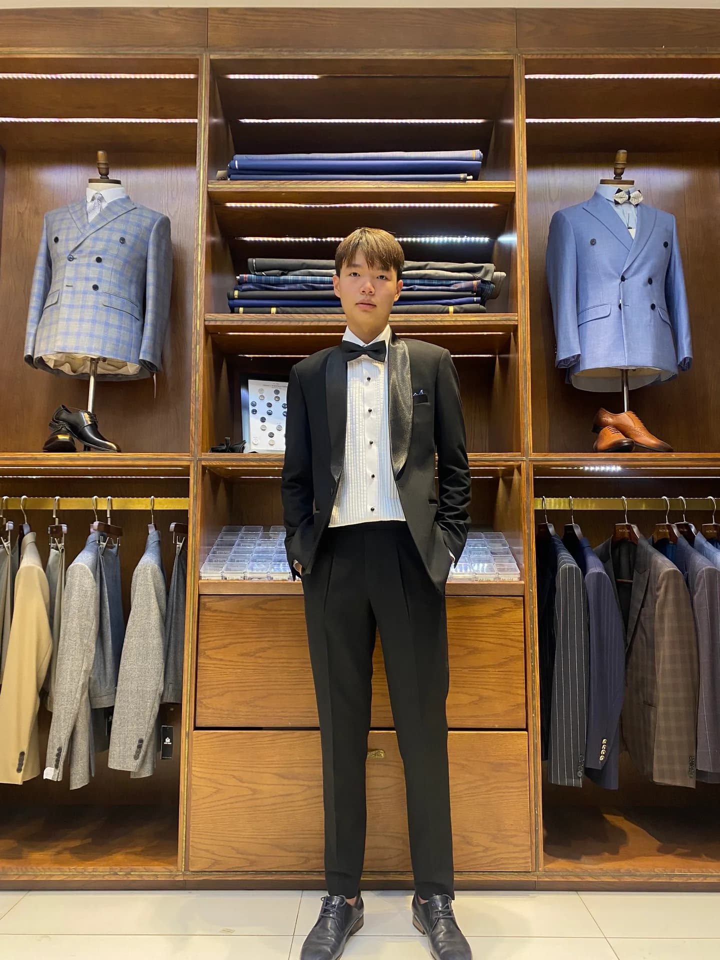 Khách hàng tại showroom — Mon Amie