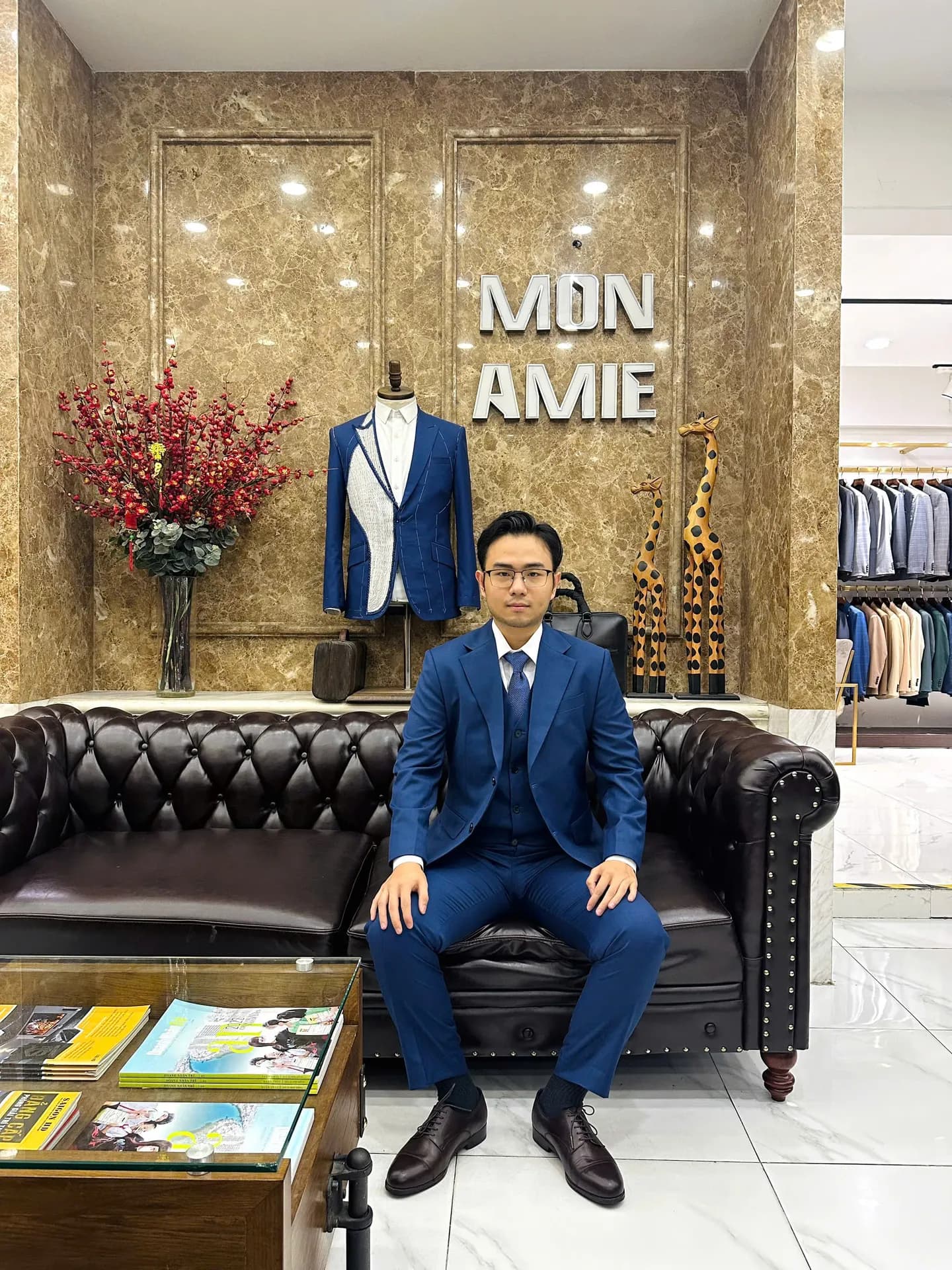 Khách hàng tại showroom — Mon Amie