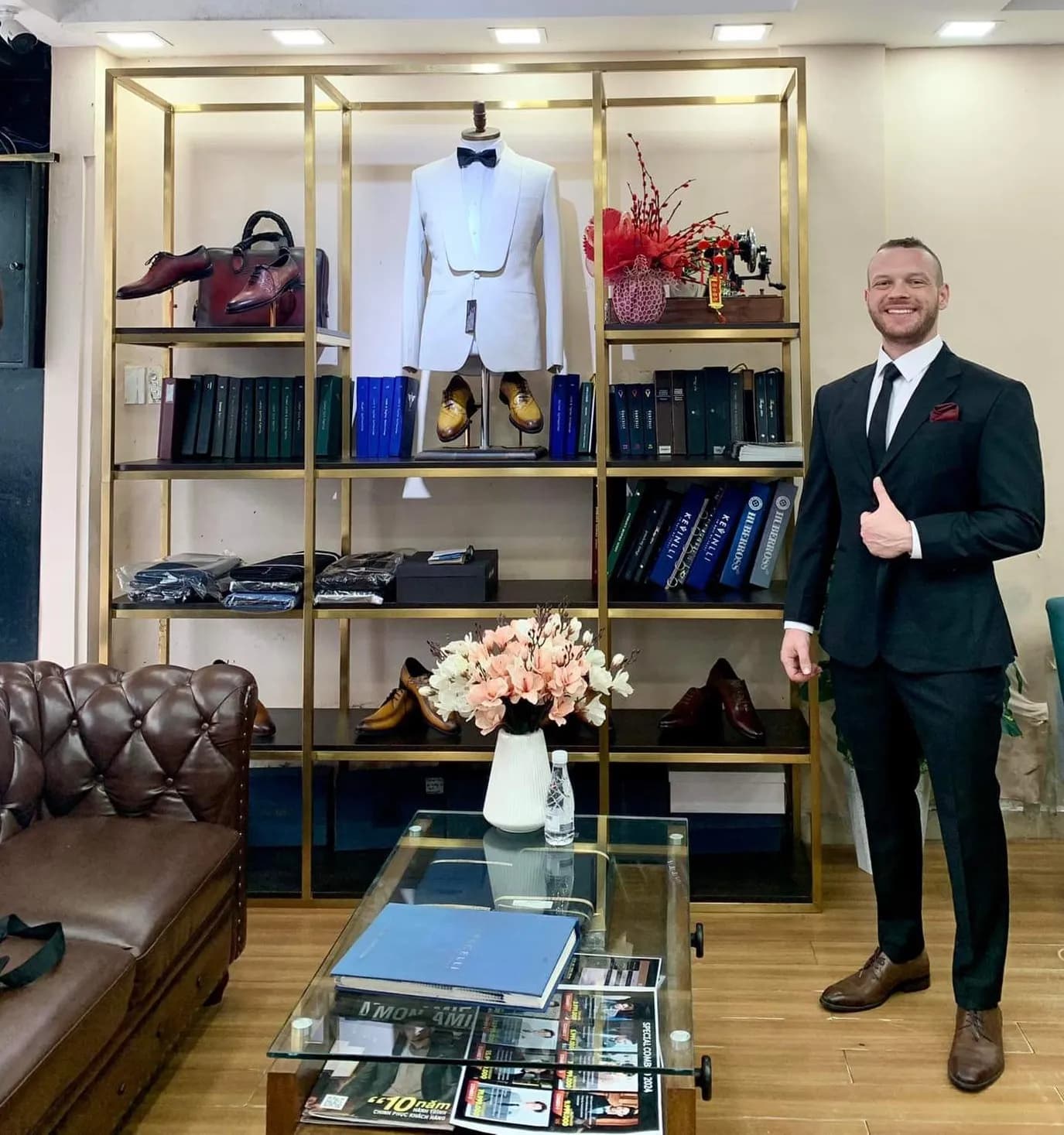 Khách hàng tại showroom — Mon Amie