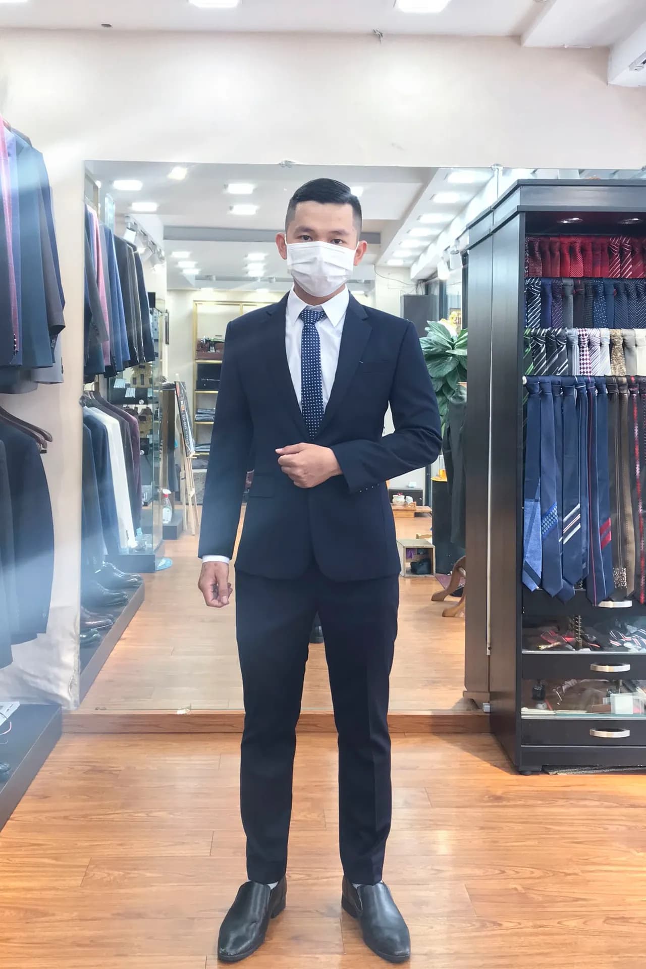 Khách hàng tại showroom — Mon Amie