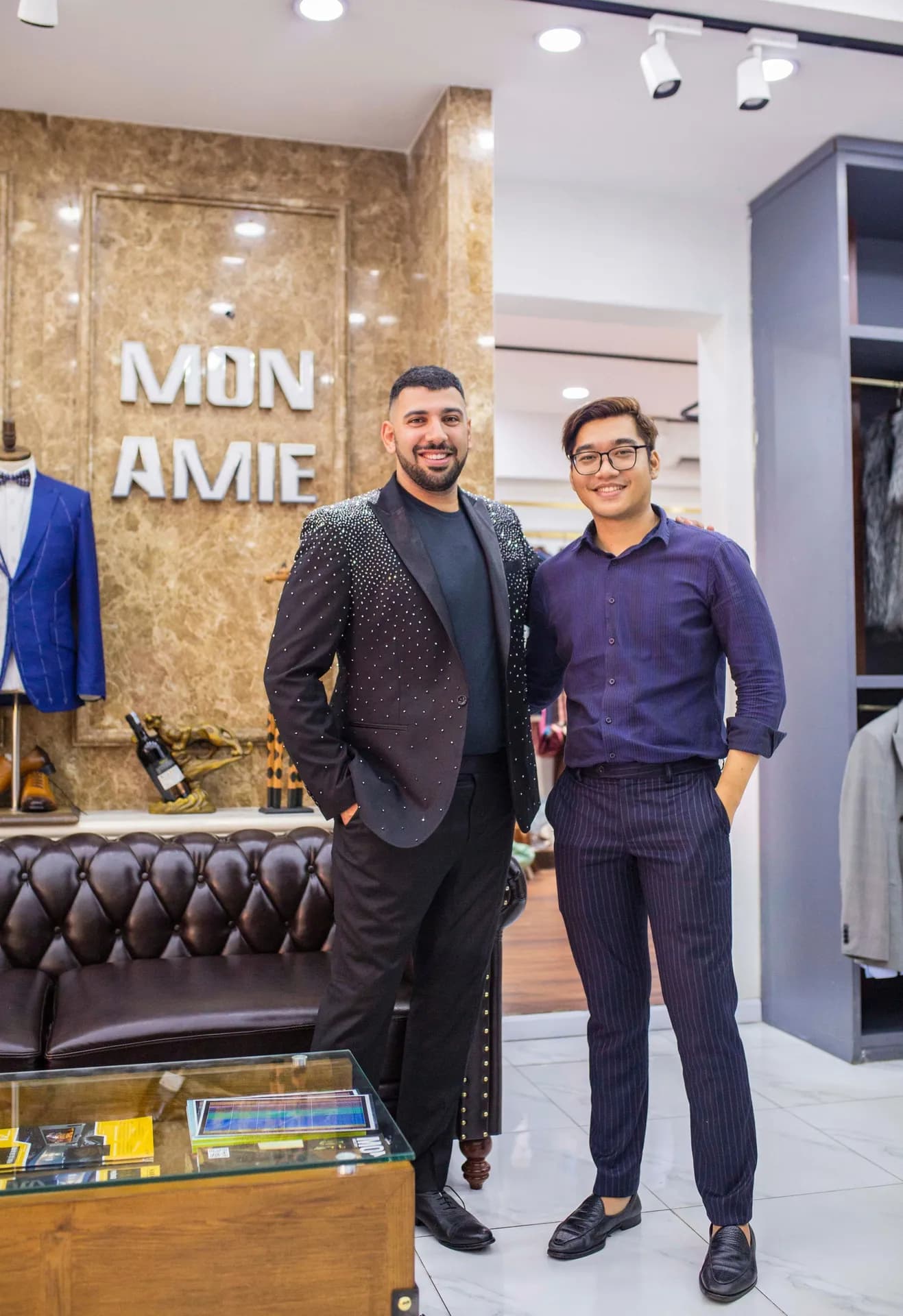 Khách hàng tại showroom — Mon Amie