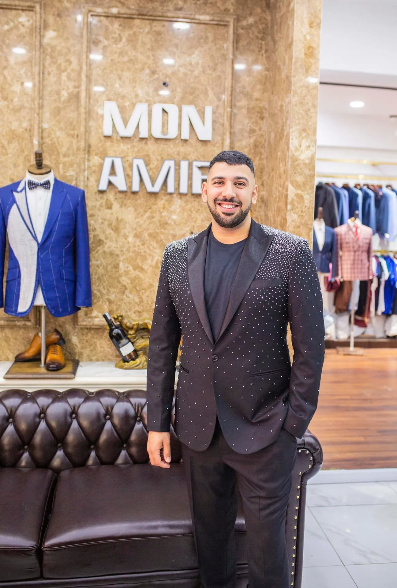 Khách hàng tại showroom — Mon Amie