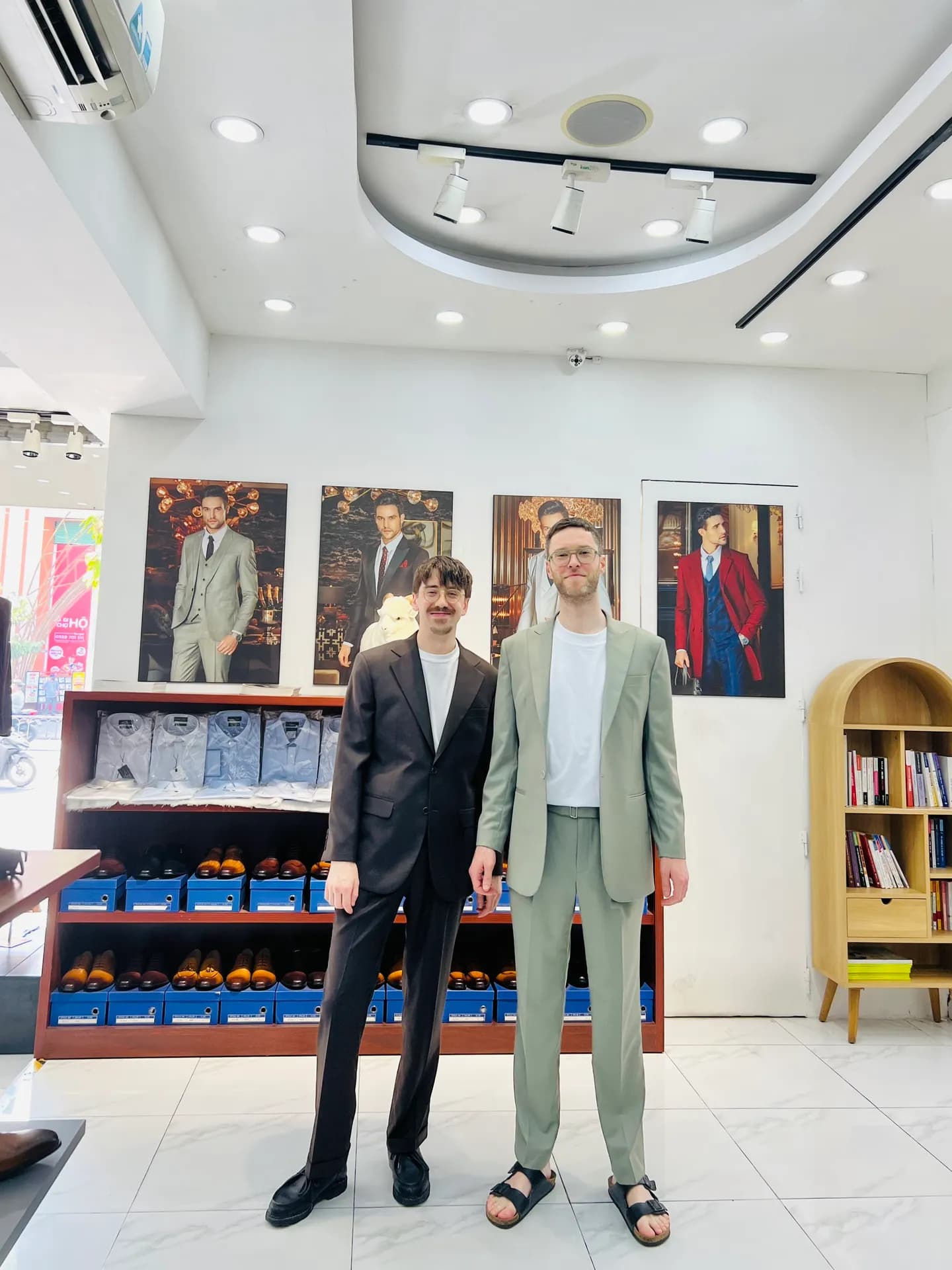 Khách hàng tại showroom — Mon Amie