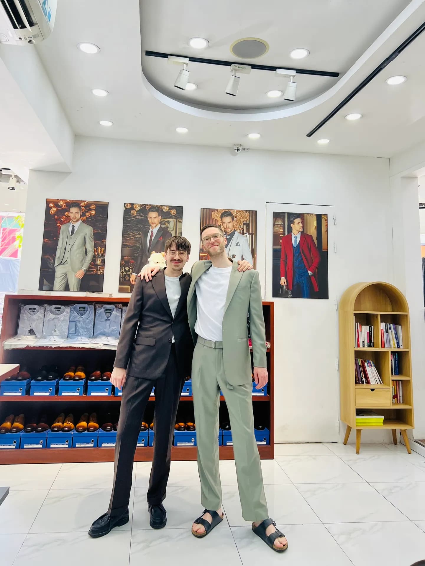 Khách hàng tại showroom — Mon Amie