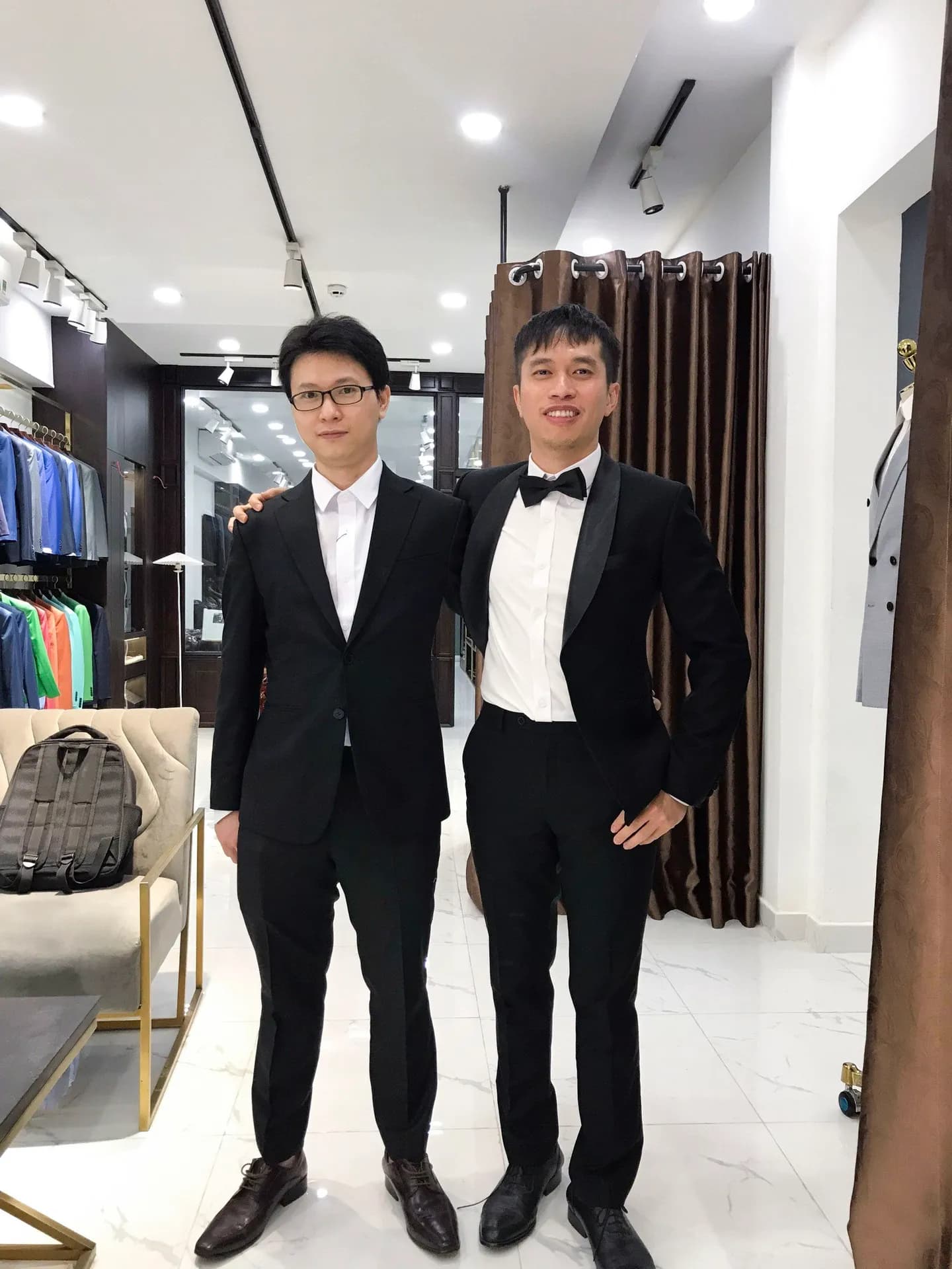 Khách hàng tại showroom — Mon Amie