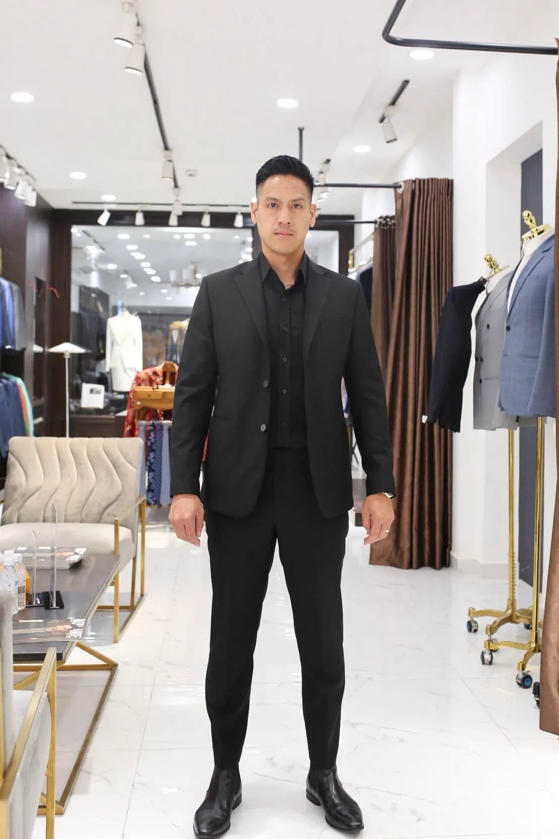 Khách hàng tại showroom — Mon Amie