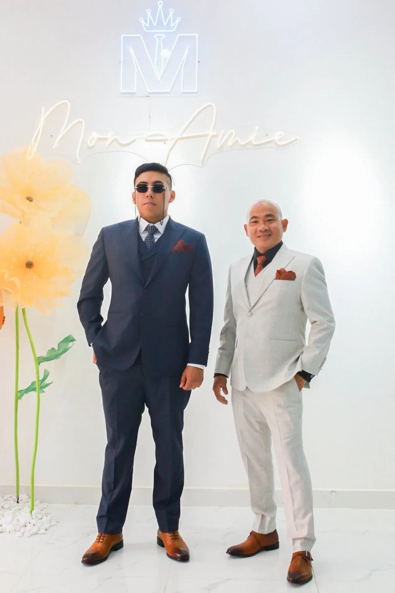 Khách hàng tại showroom — Mon Amie