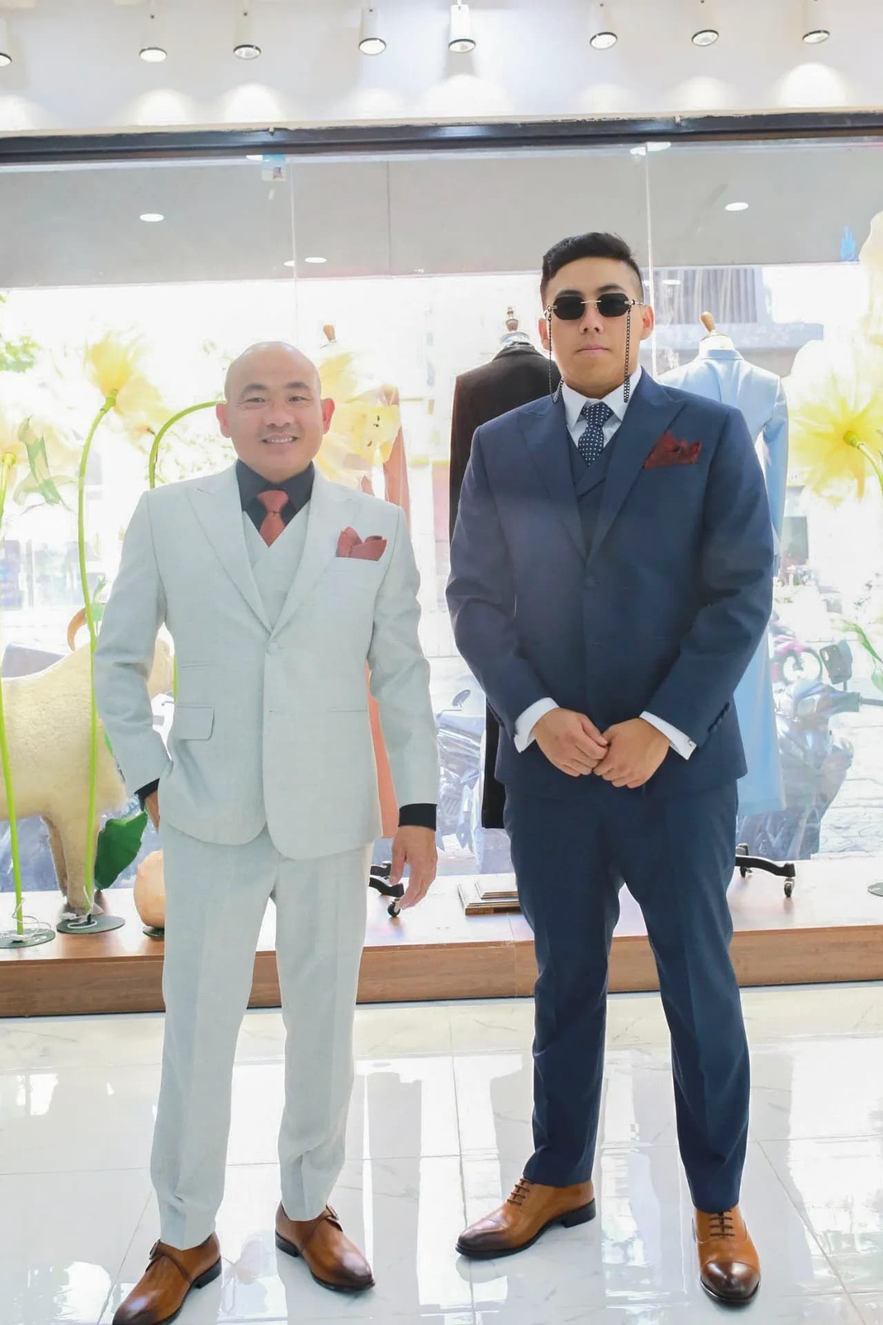 Khách hàng tại showroom — Mon Amie