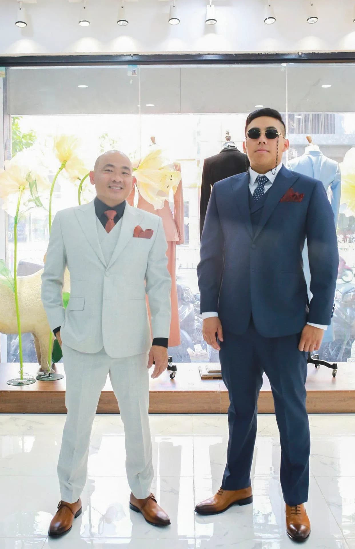 Khách hàng tại showroom — Mon Amie