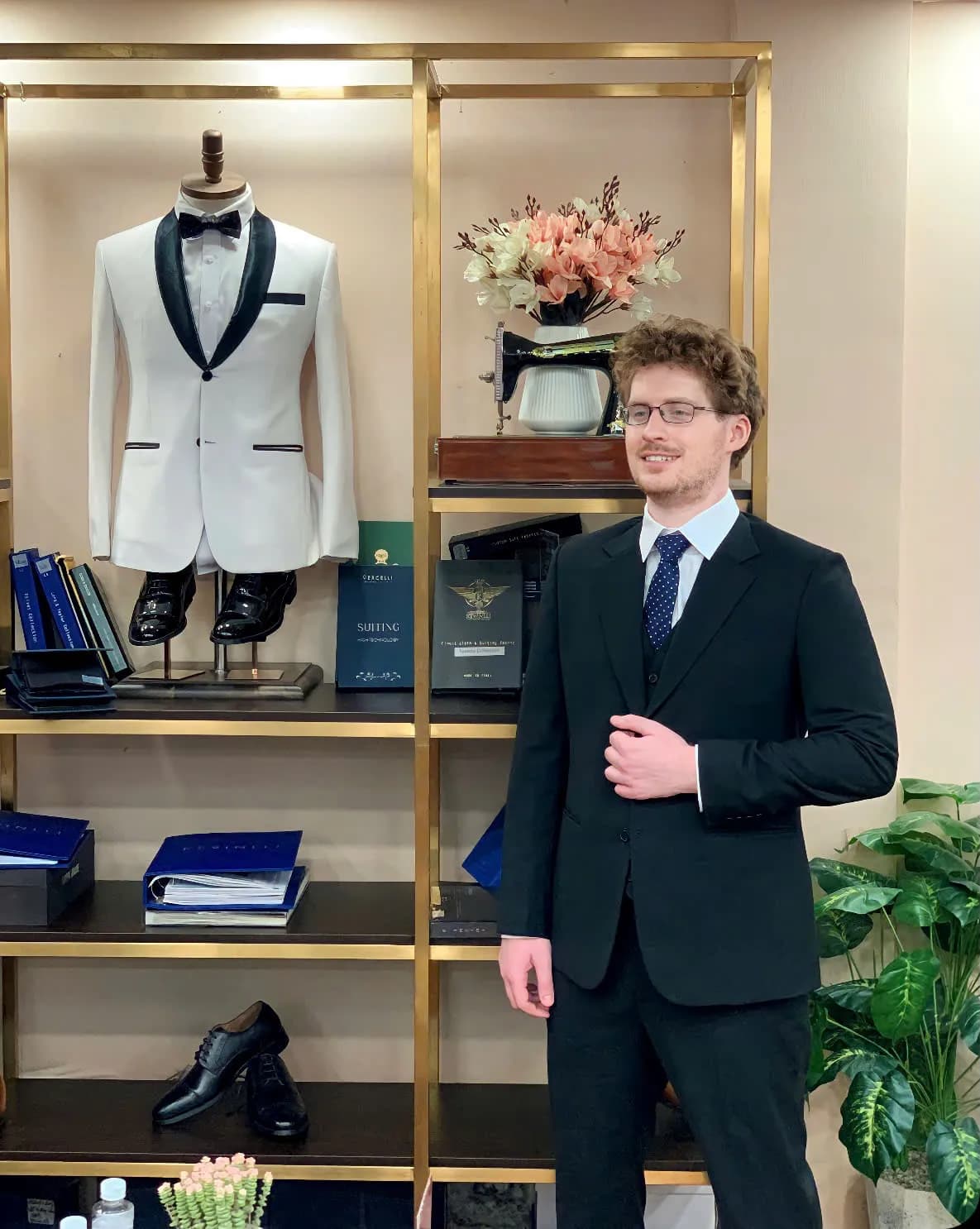Khách hàng tại showroom — Mon Amie