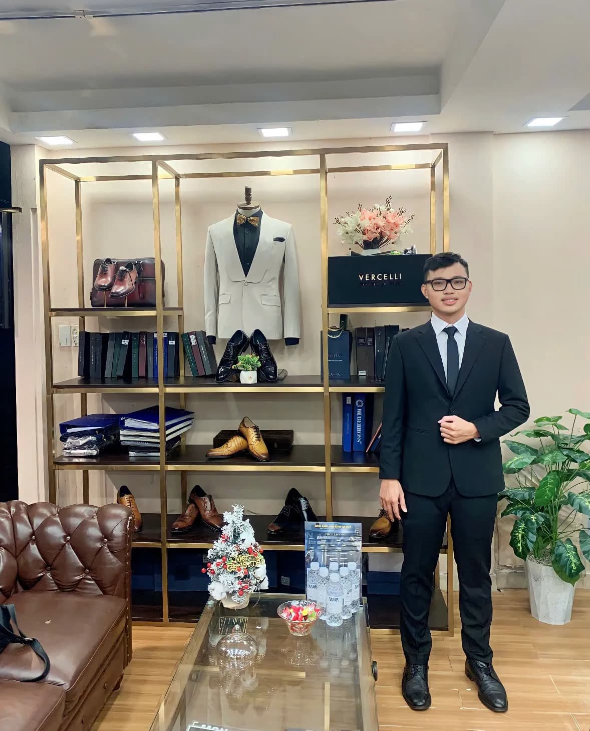 Khách hàng tại showroom — Mon Amie