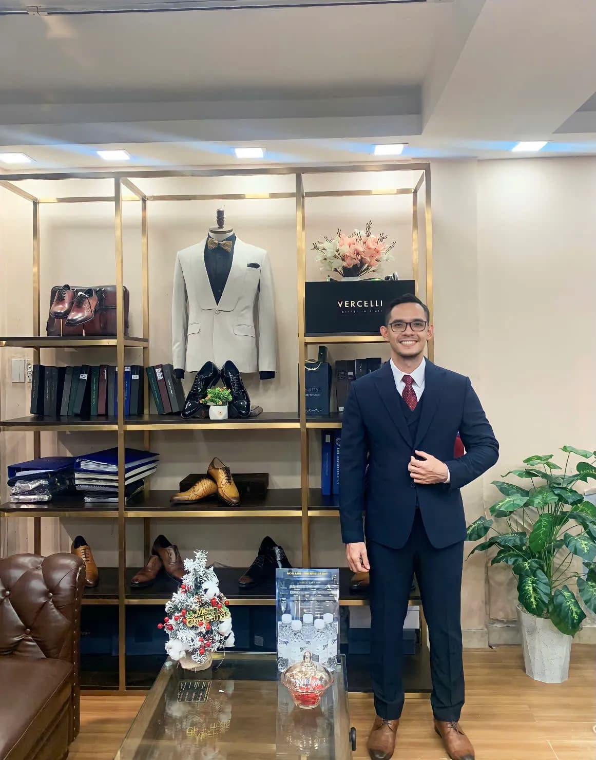 Khách hàng tại showroom — Mon Amie