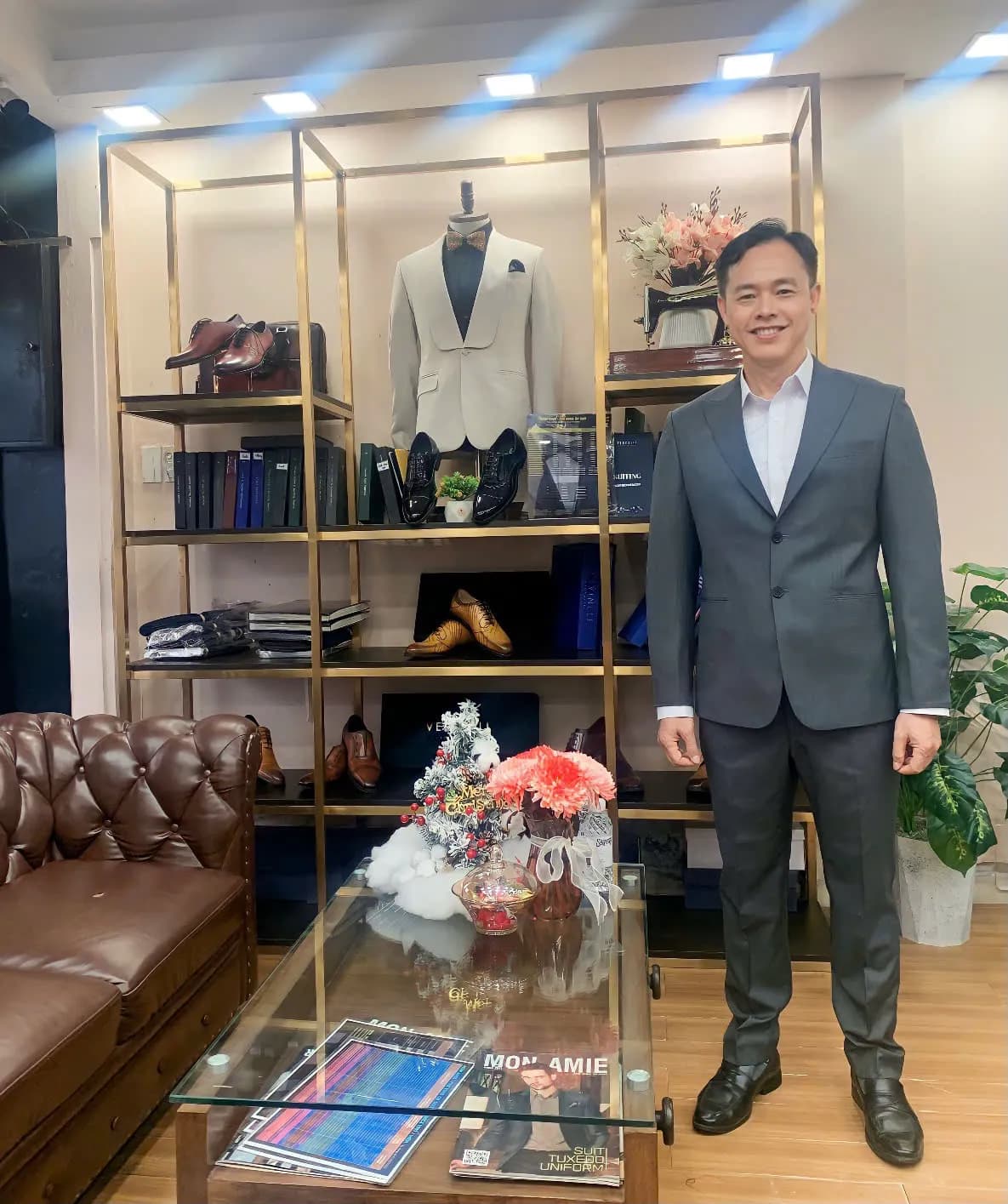 Khách hàng tại showroom — Mon Amie