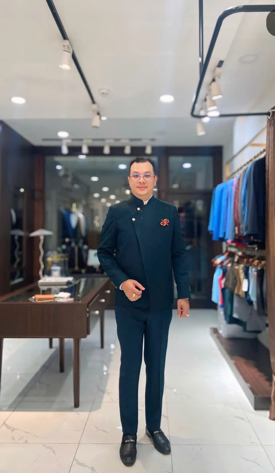 Khách hàng tại showroom — Mon Amie
