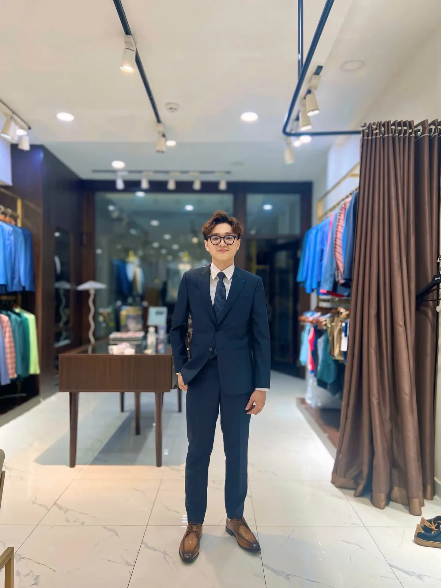 Khách hàng tại showroom — Mon Amie
