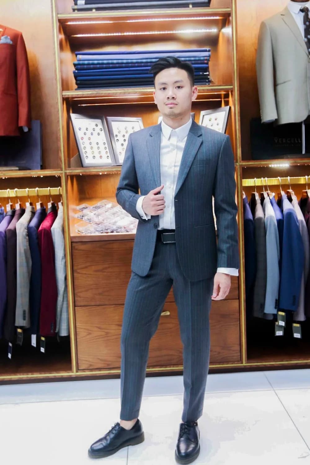 Khách hàng tại showroom — Mon Amie
