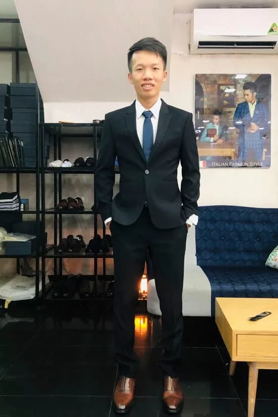 Khách hàng tại showroom — Mon Amie