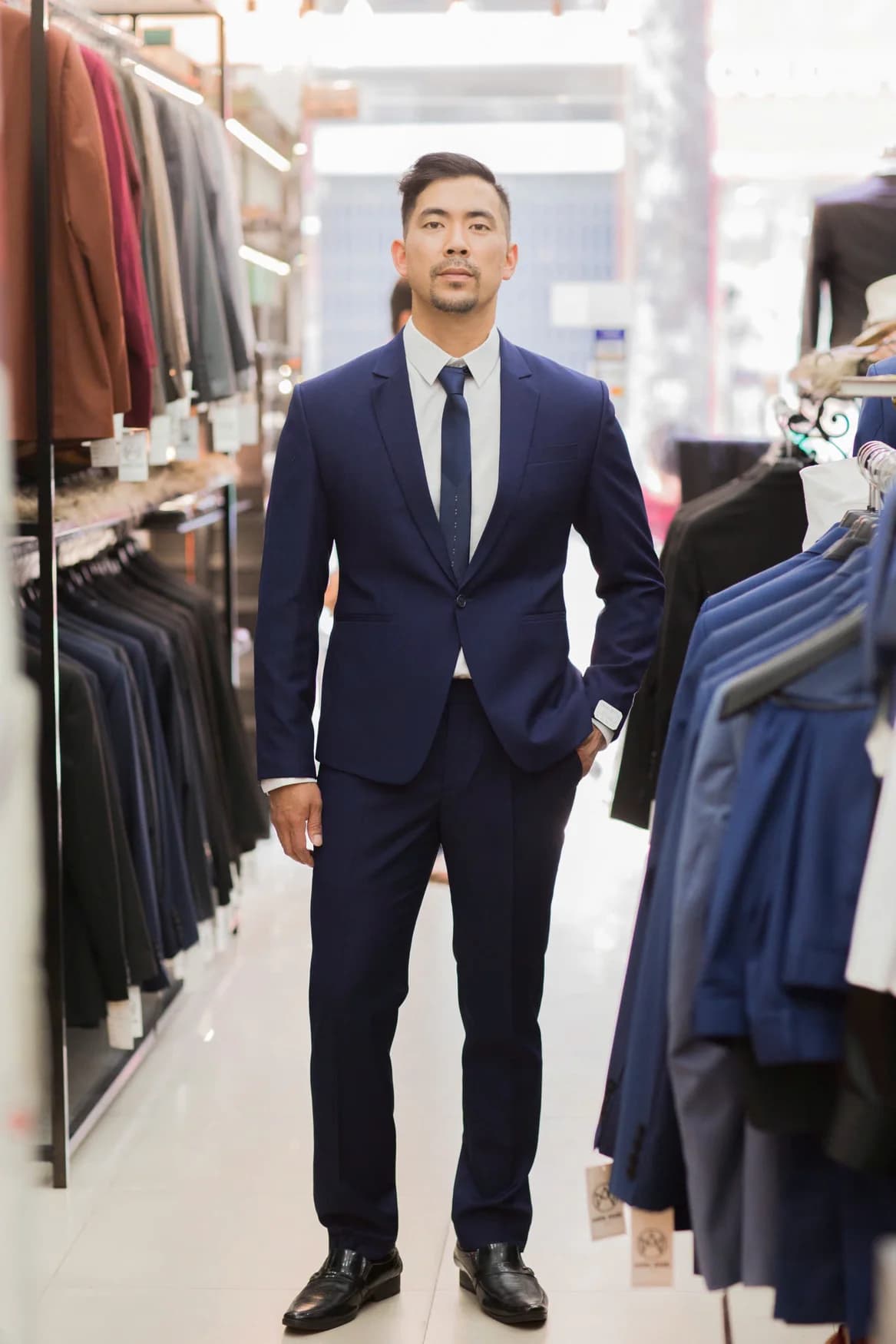 Quý ông vest xanh navy, cà vạt navy, phong thái lịch lãm
