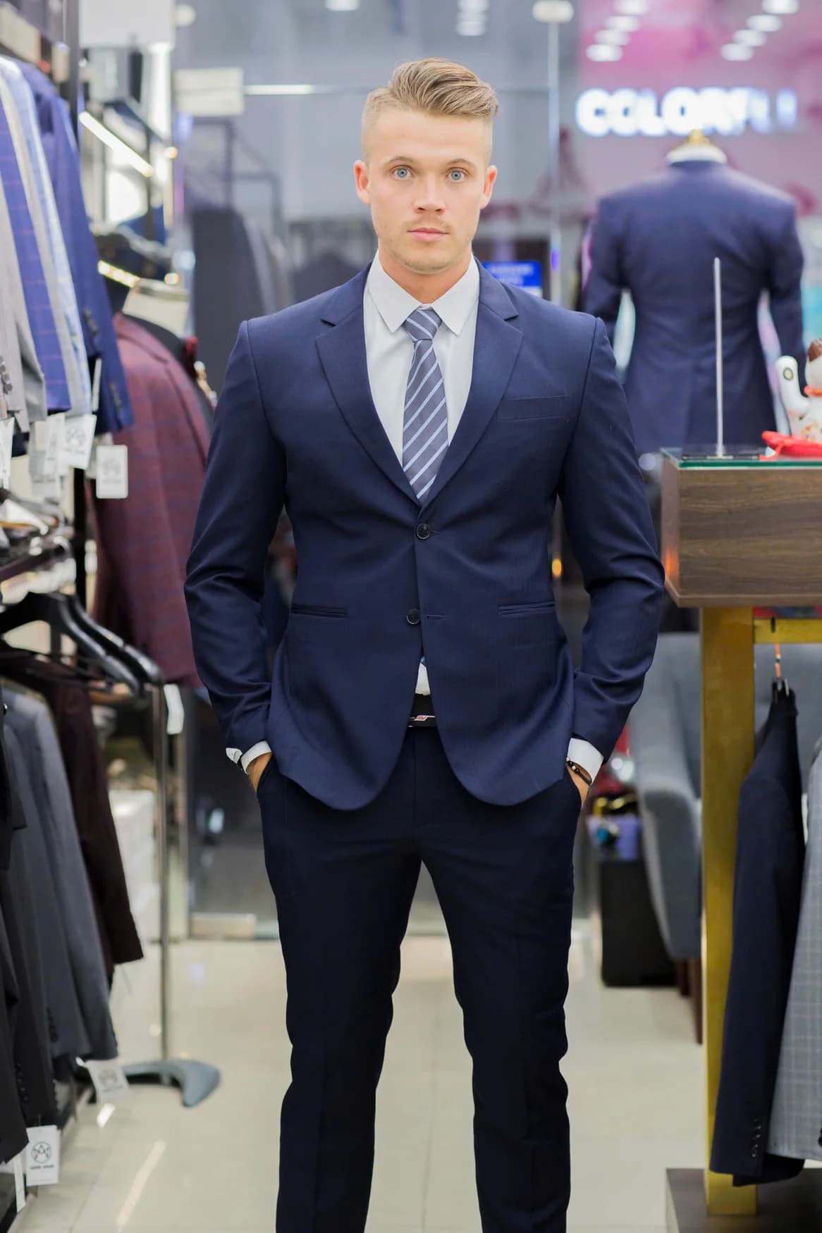 Chàng trai tóc vàng vest navy, cà vạt sọc xám