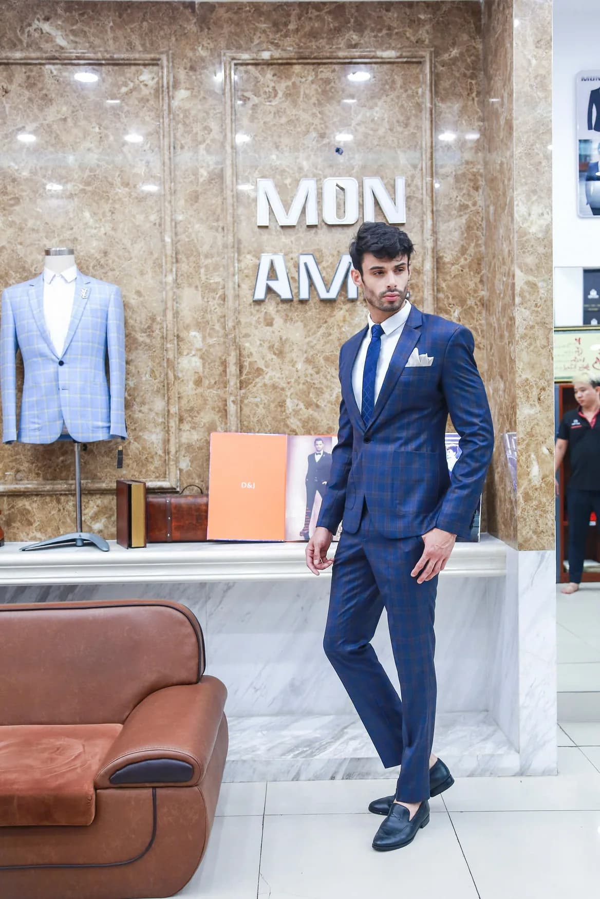 Chàng trai vest caro navy nâu, cà vạt xanh, khăn trắng