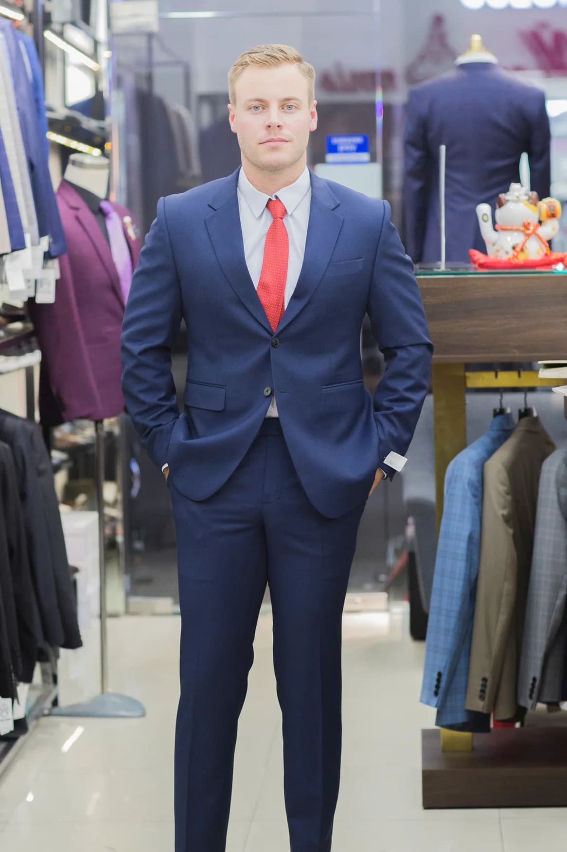 Chàng trai tóc vàng vest navy, cà vạt đỏ nổi bật