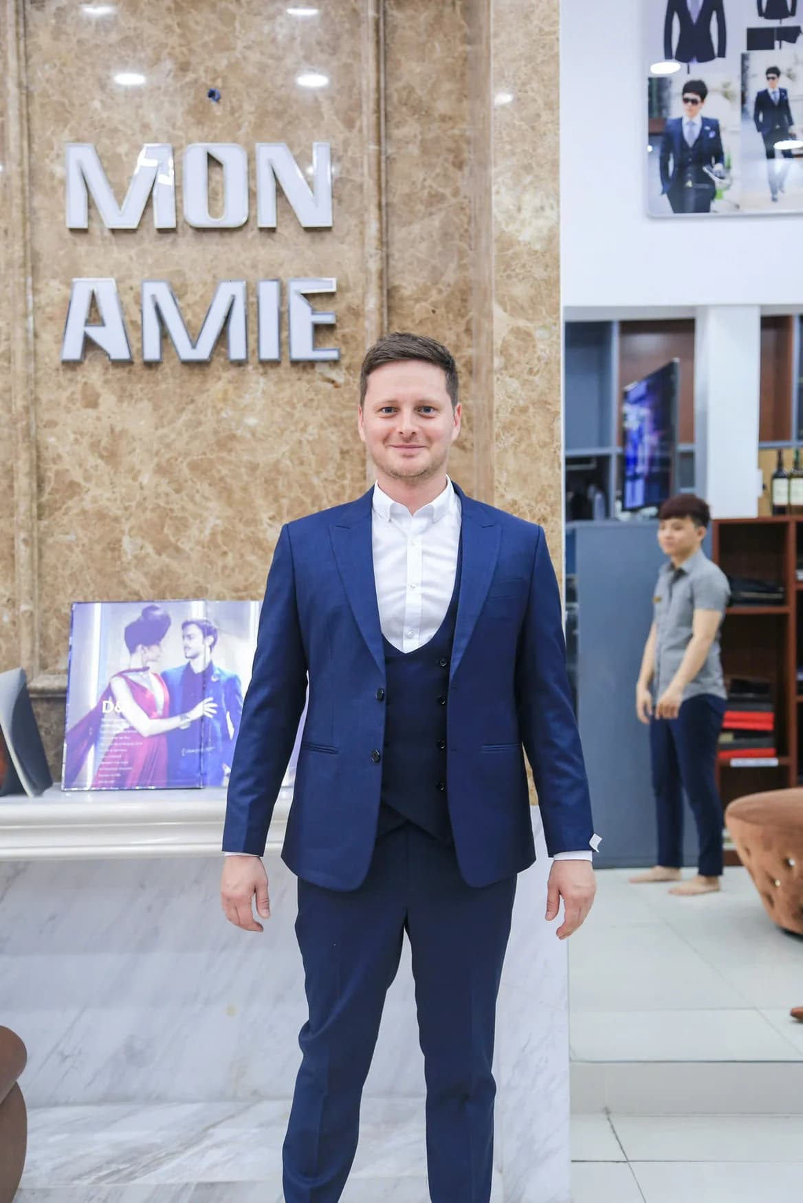 Khách Âu vest ba mảnh xanh navy, sơ mi trắng