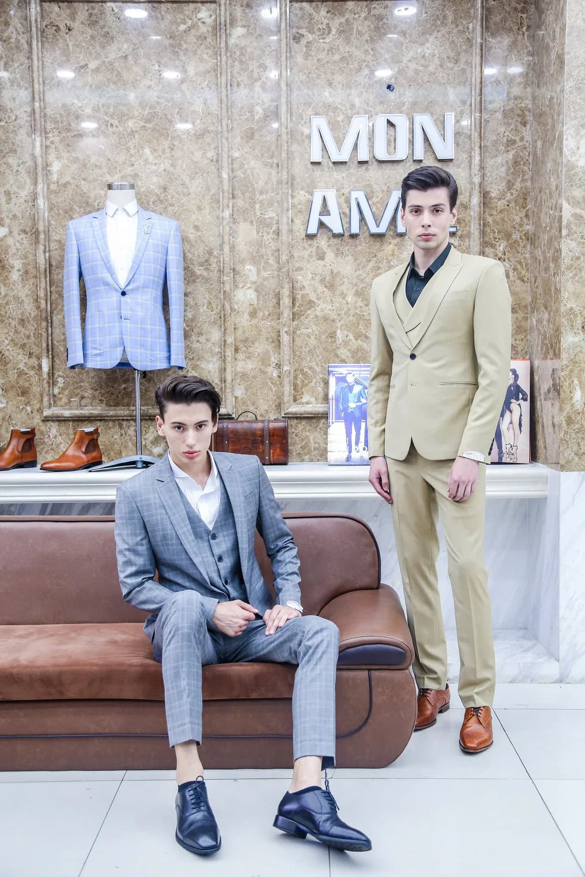 Hai người mẫu vest caro xám và vest be tại showroom