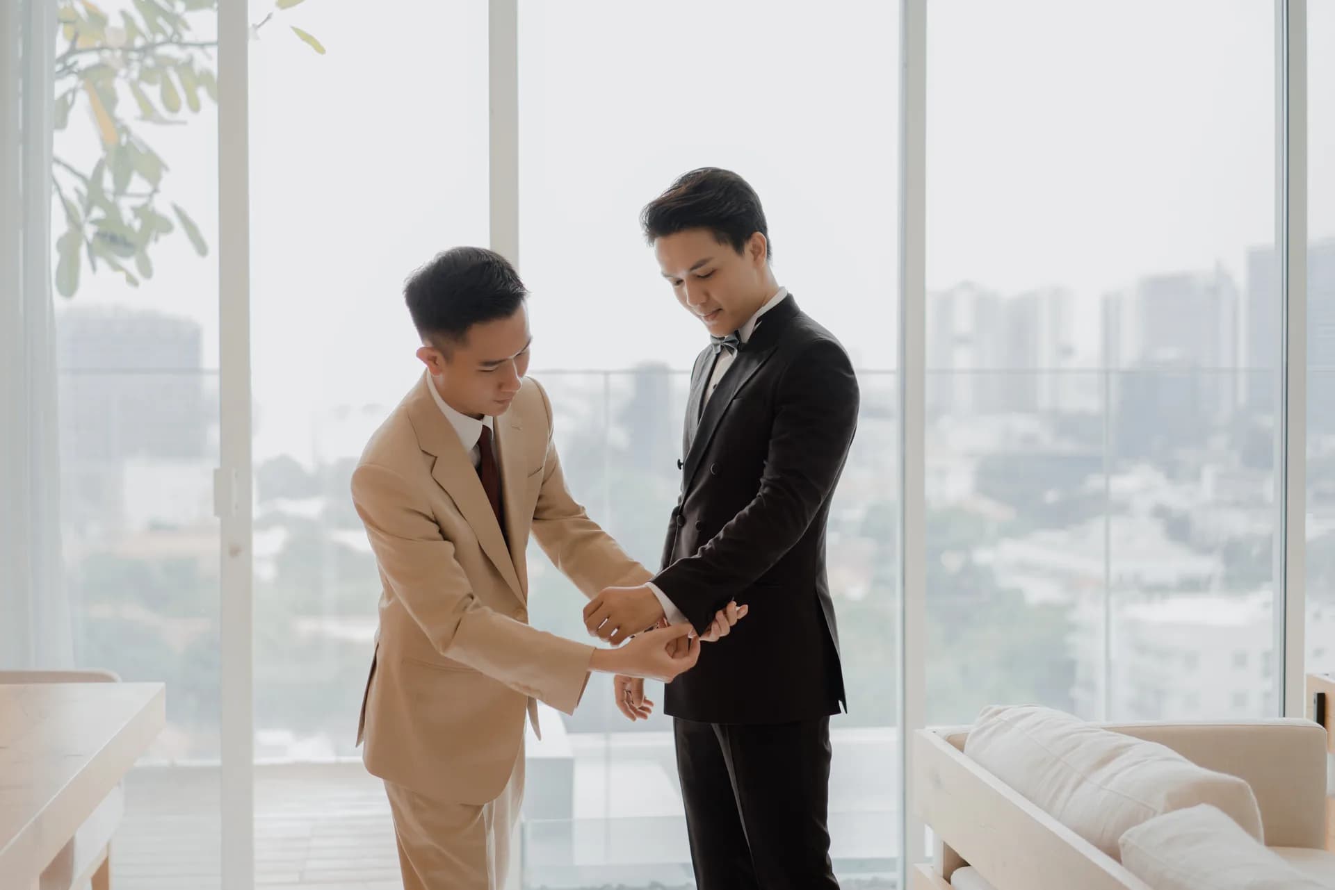 Nghệ nhân chỉnh tay áo tuxedo ngay tại căn hộ của khách