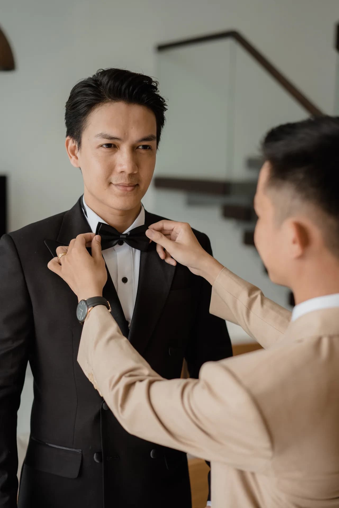 Nghệ nhân chỉnh nơ cho khách, cận cảnh đôi tay tỉ mỉ
