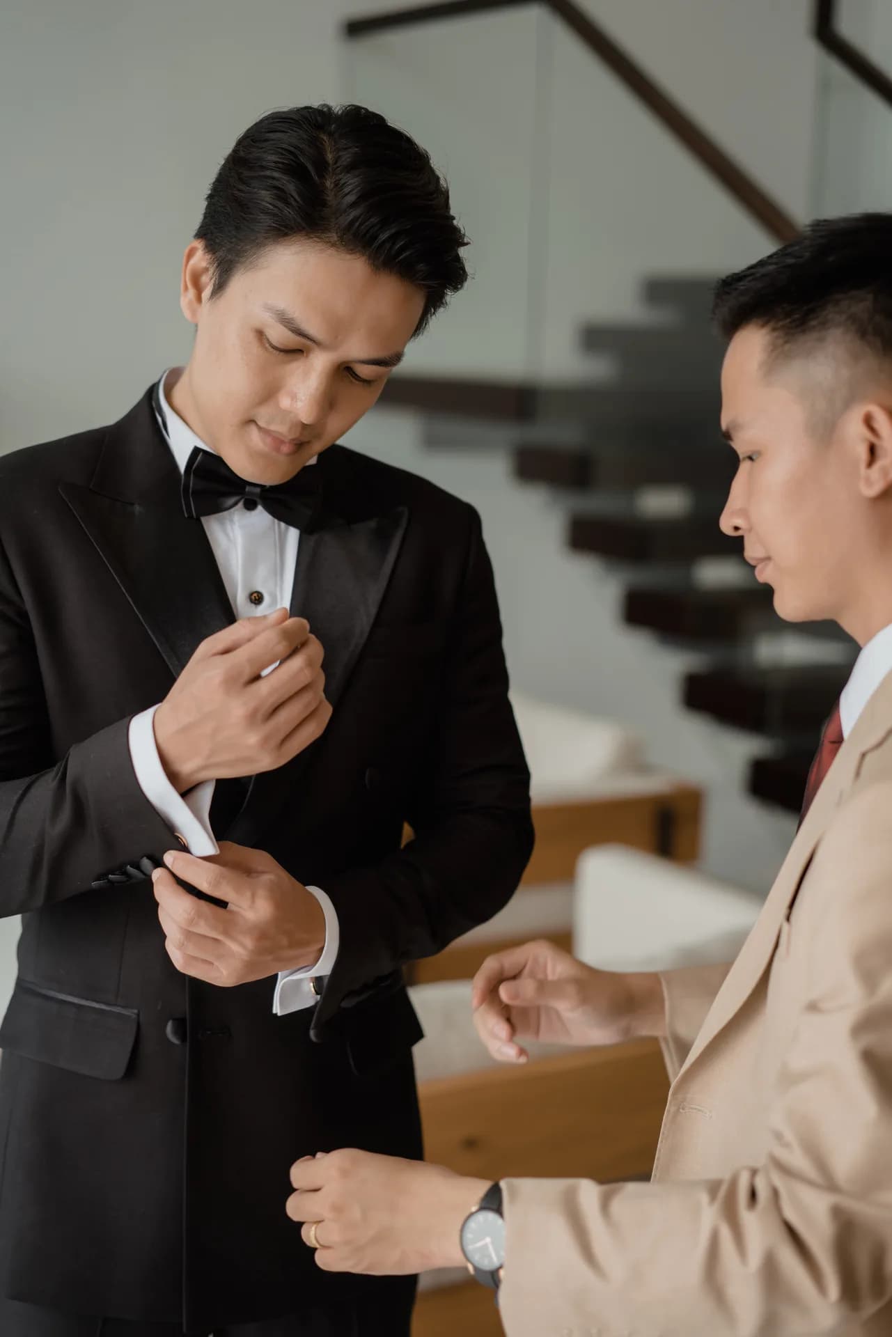 Khách chỉnh măng sét, nghệ nhân đứng cạnh hoàn thiện từng chi tiết