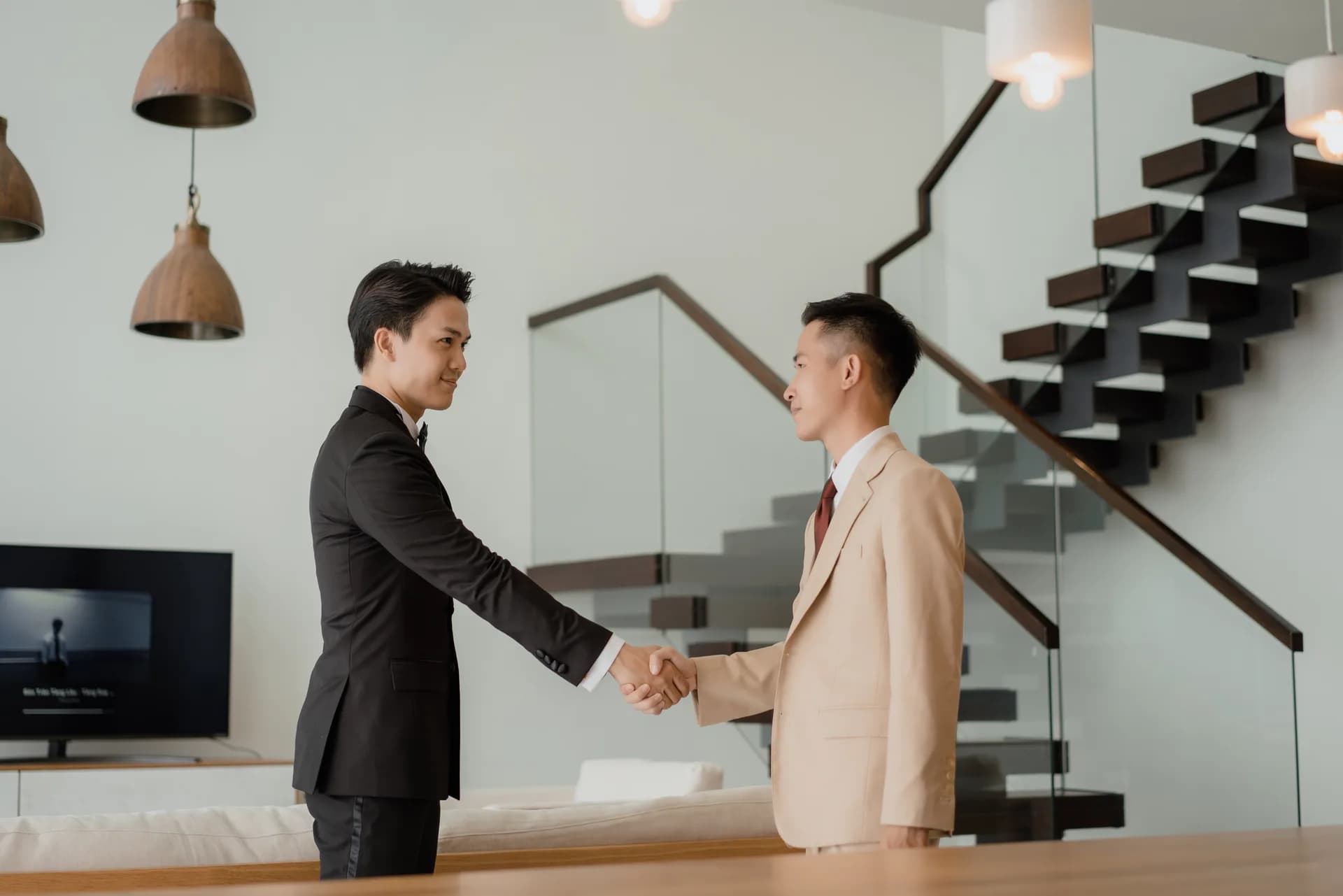 Cái bắt tay giữa nghệ nhân và khách bên cầu thang kính trong căn hộ