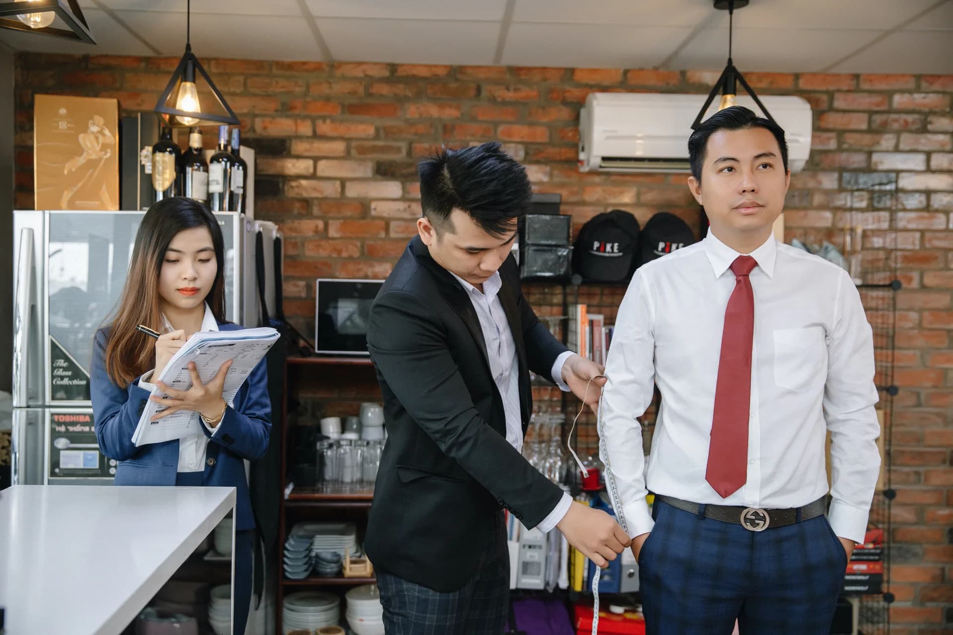 Thước dây trượt theo cánh tay, từng số đo được ghi lại cẩn thận