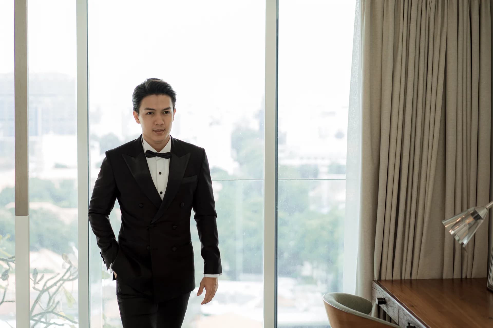 Bước đi tự tin trong bộ tuxedo hai hàng khuy, tay đút túi