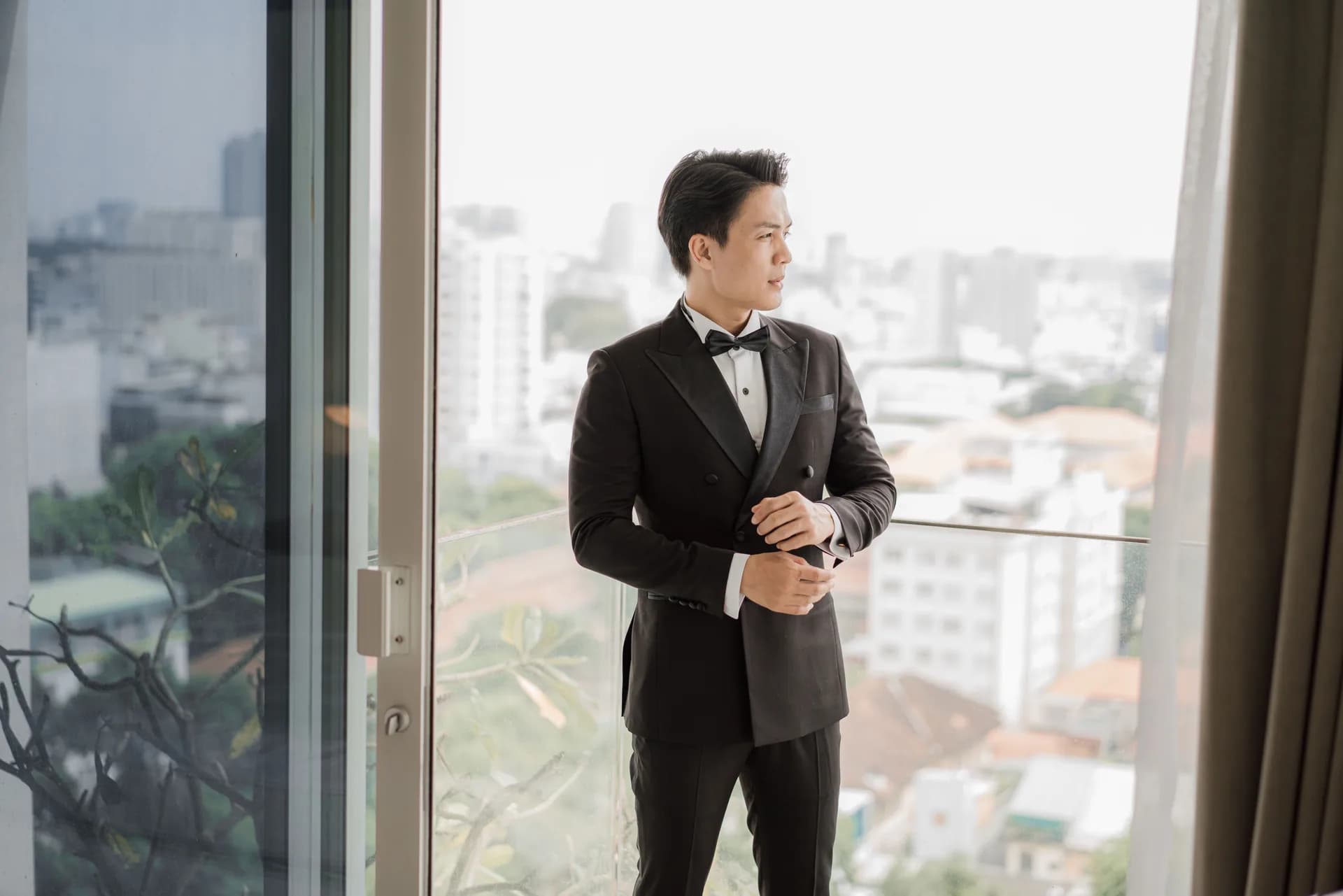 Chỉnh măng sét bên ban công, thành phố mờ xa phía sau