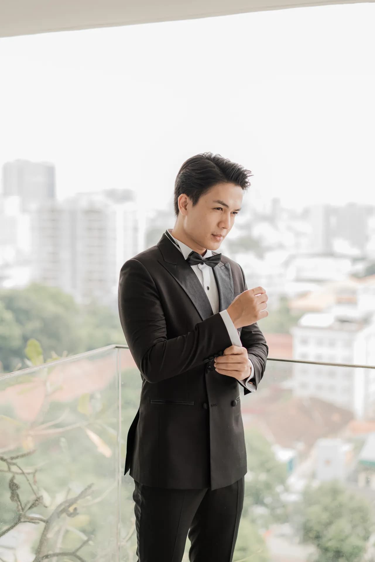 Tuxedo hai hàng khuy cổ lụa, chỉnh măng sét trên ban công