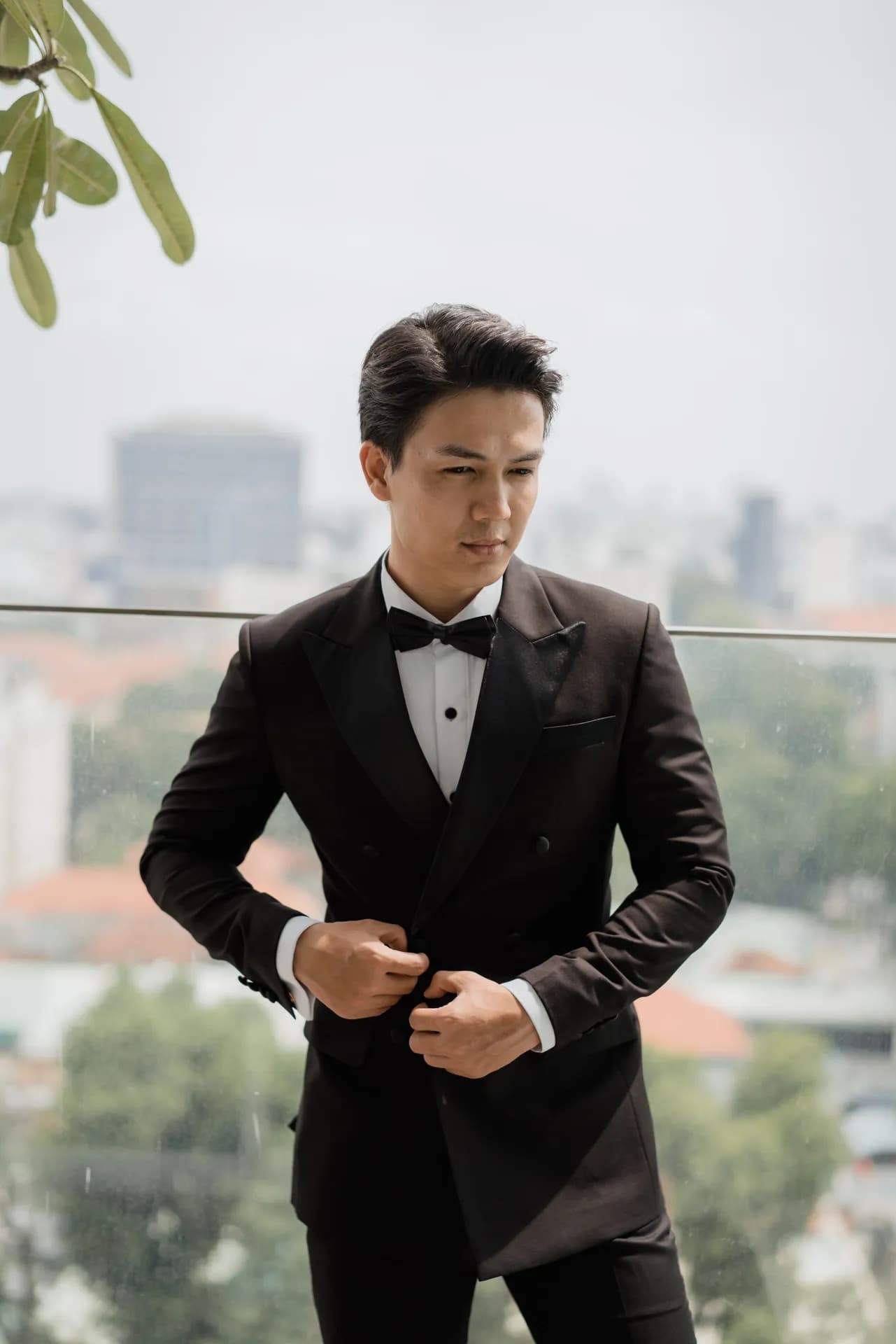 Tuxedo hai hàng khuy cổ lụa, cài khuy áo ngoài ban công