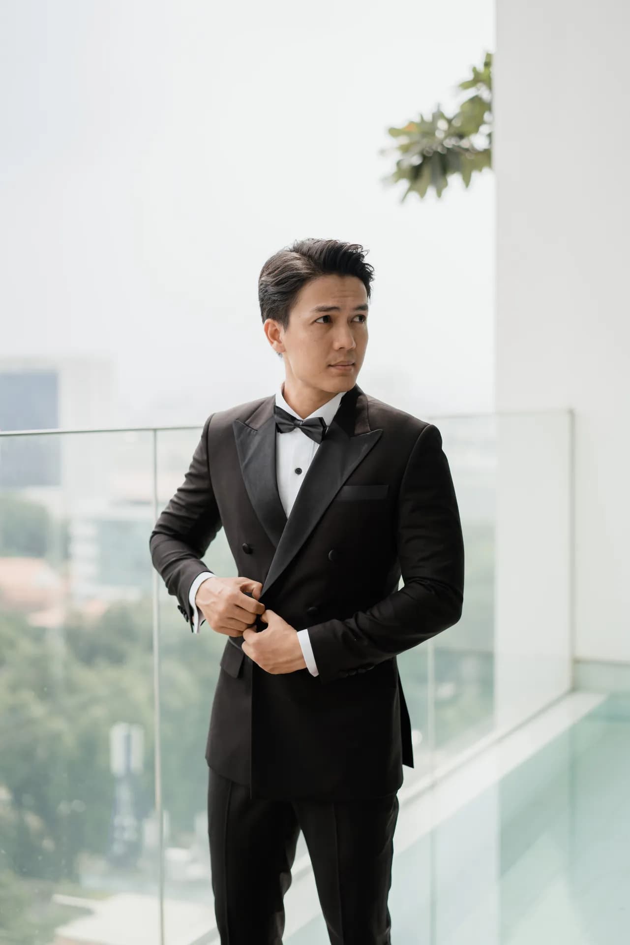 Cài khuy tuxedo hai hàng, ánh nhìn nghiêng trên ban công