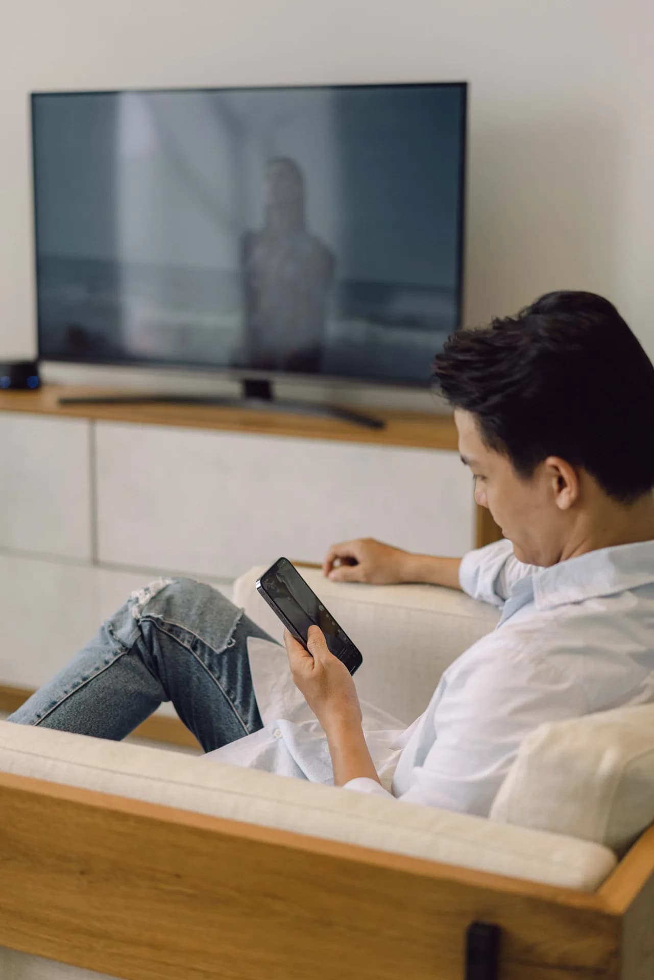 Khách thư giãn trên sofa xem sổ mẫu vải ngay tại nhà