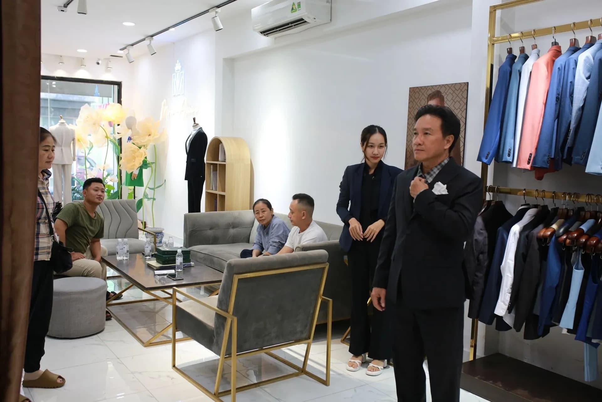Phóng sự tại showroom — Mon Amie