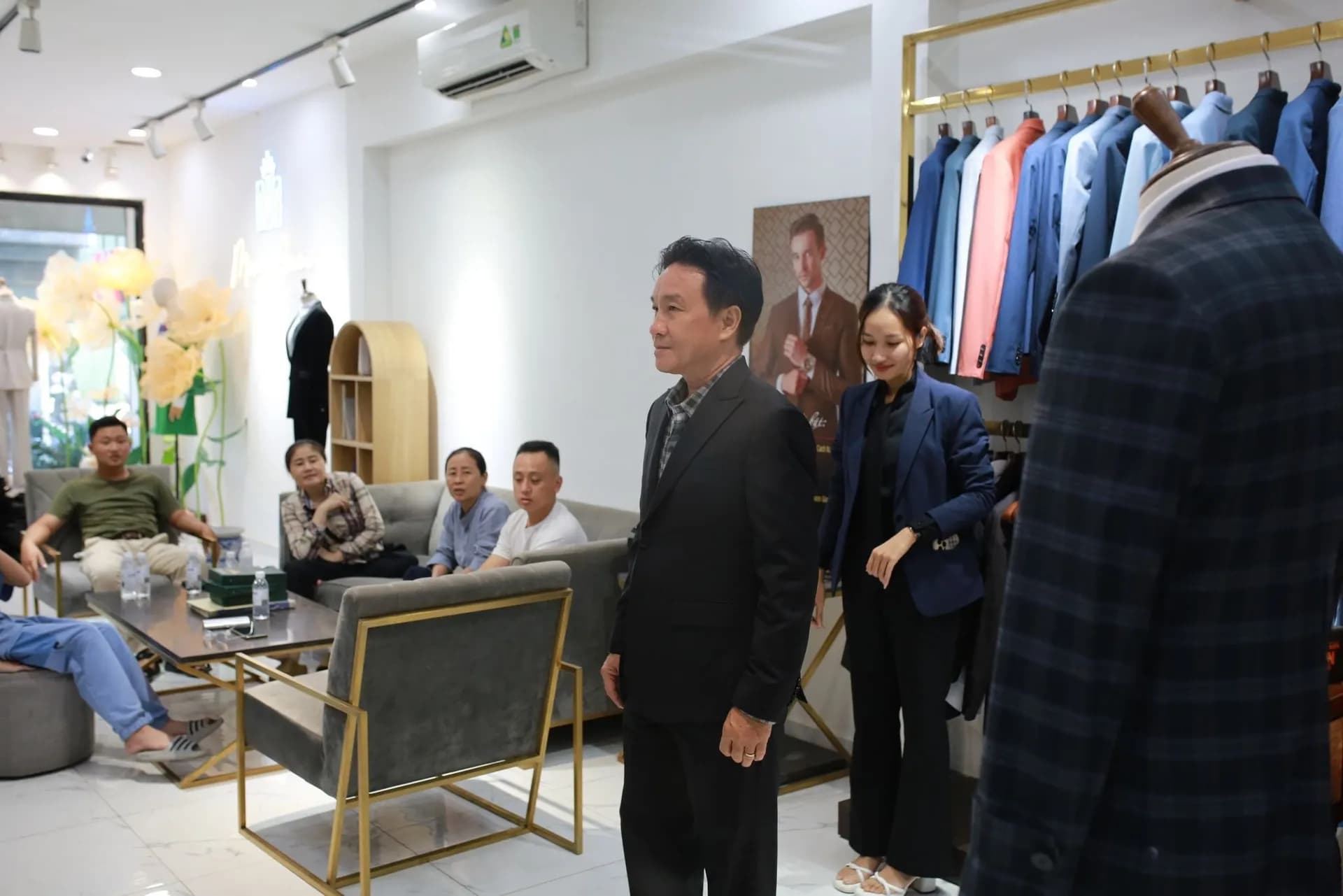 Phóng sự tại showroom — Mon Amie
