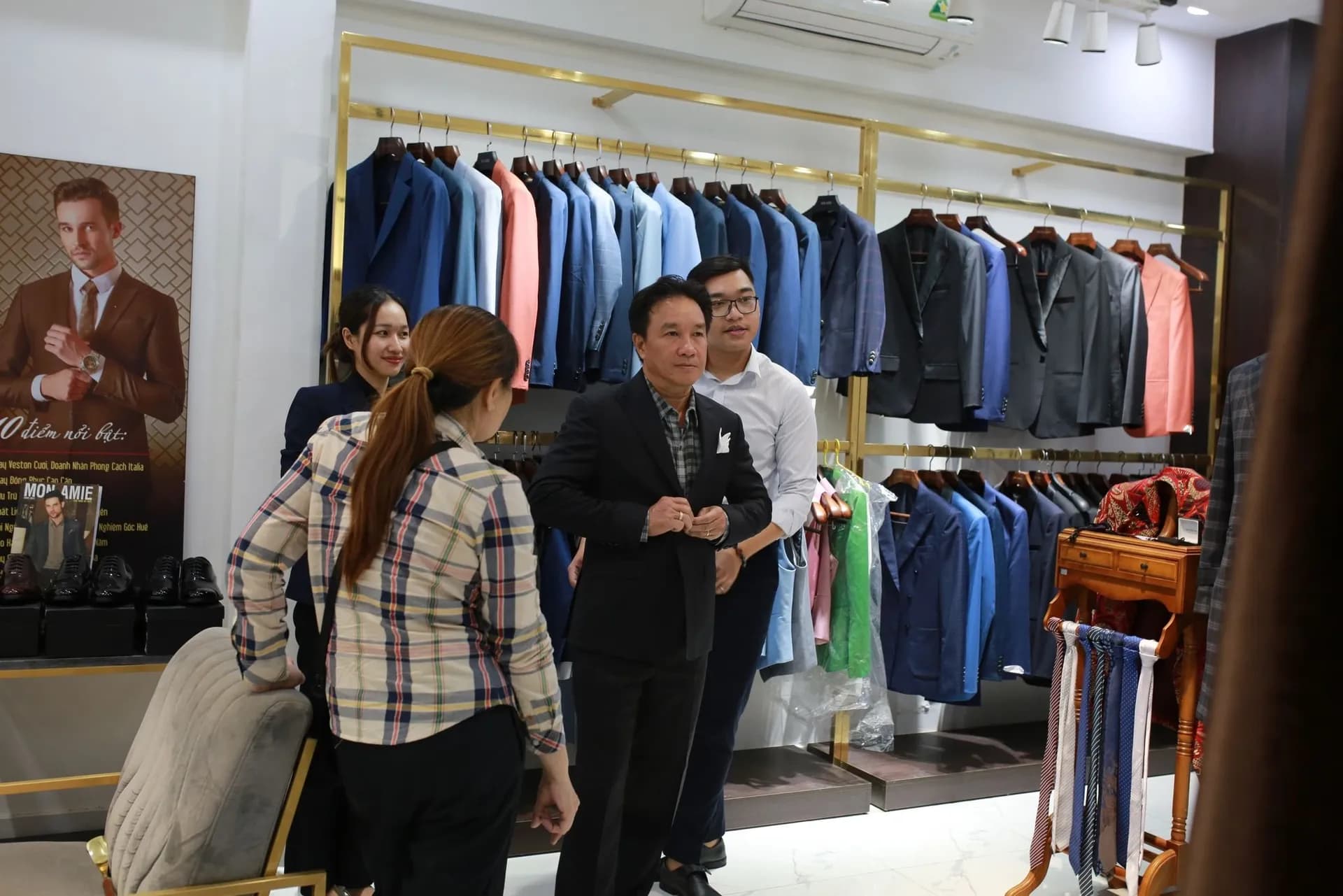 Phóng sự tại showroom — Mon Amie