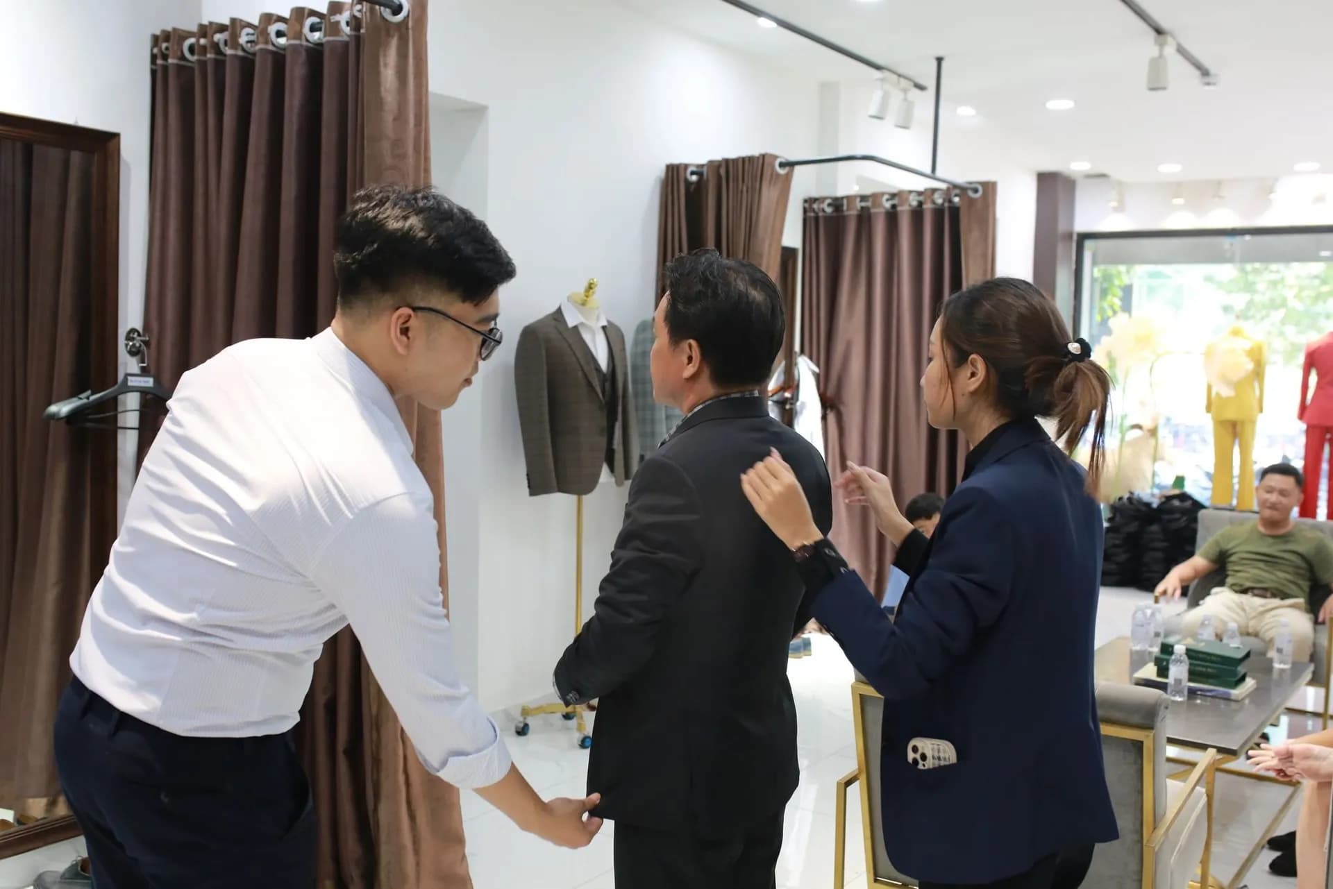 Phóng sự tại showroom — Mon Amie