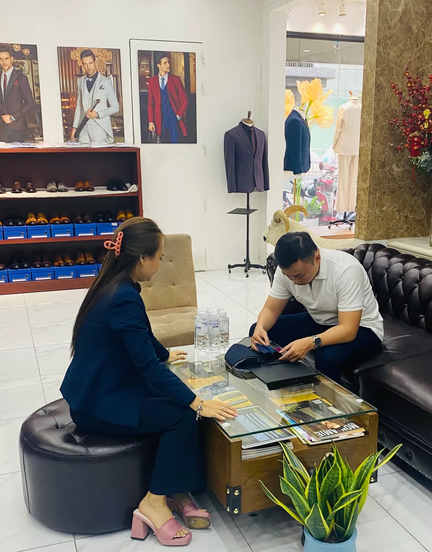 Phóng sự tại showroom — Mon Amie
