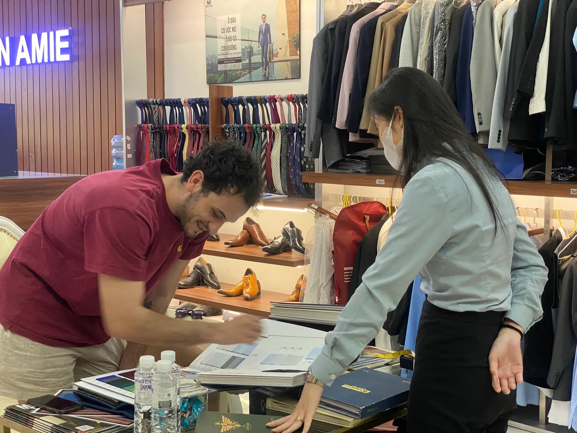 Phóng sự tại showroom — Mon Amie