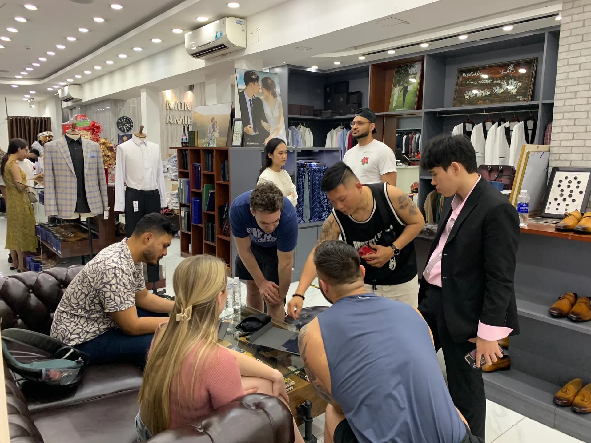 Phóng sự tại showroom — Mon Amie