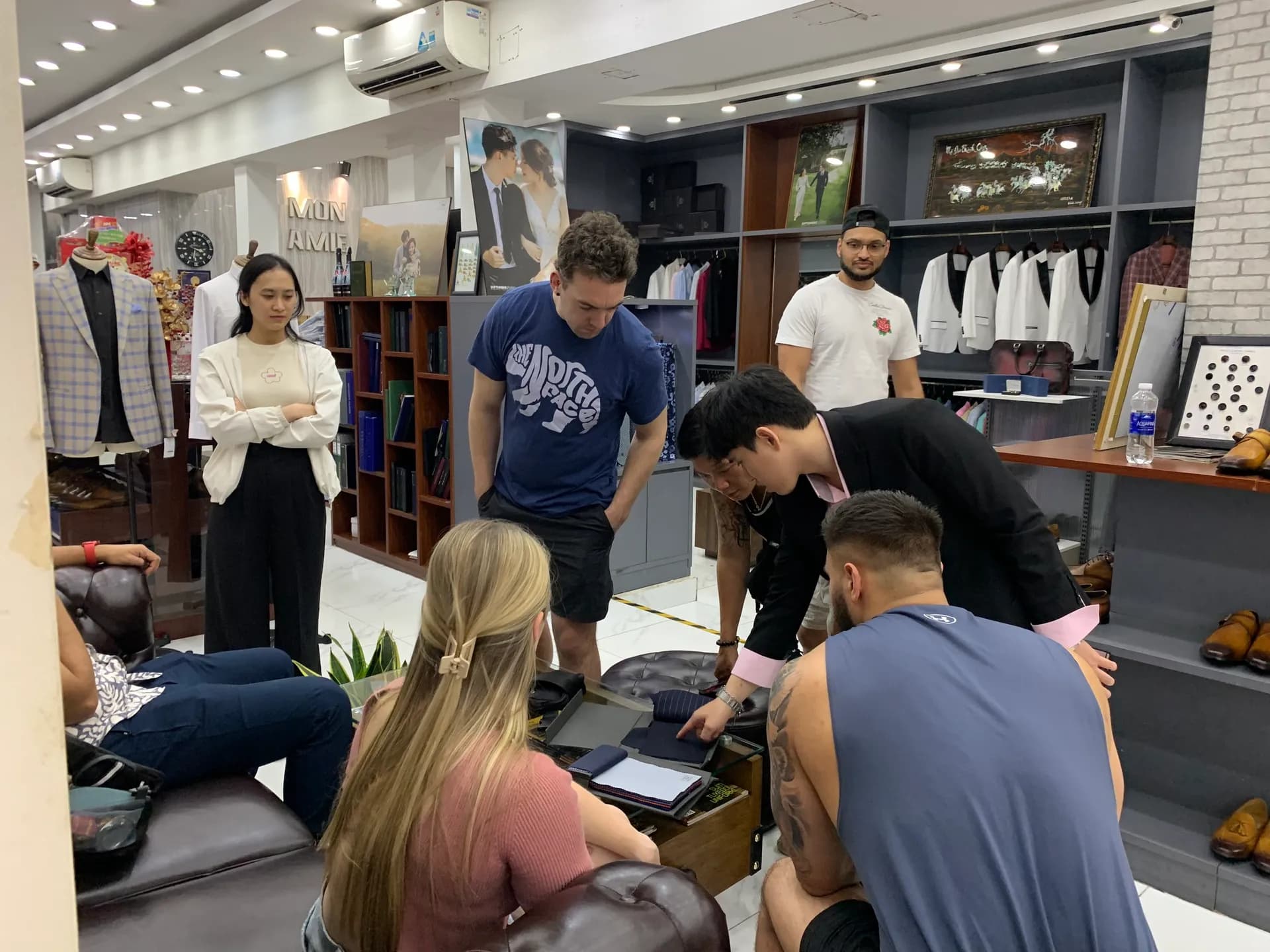 Phóng sự tại showroom — Mon Amie