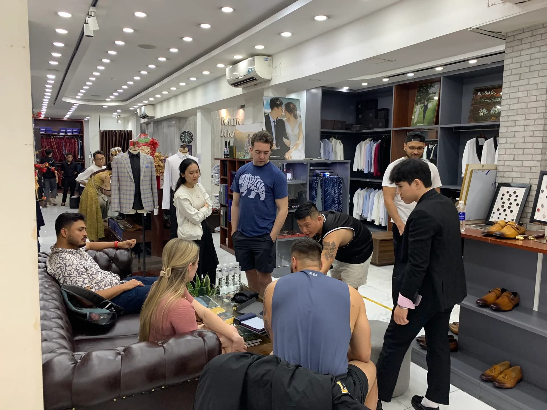 Phóng sự tại showroom — Mon Amie