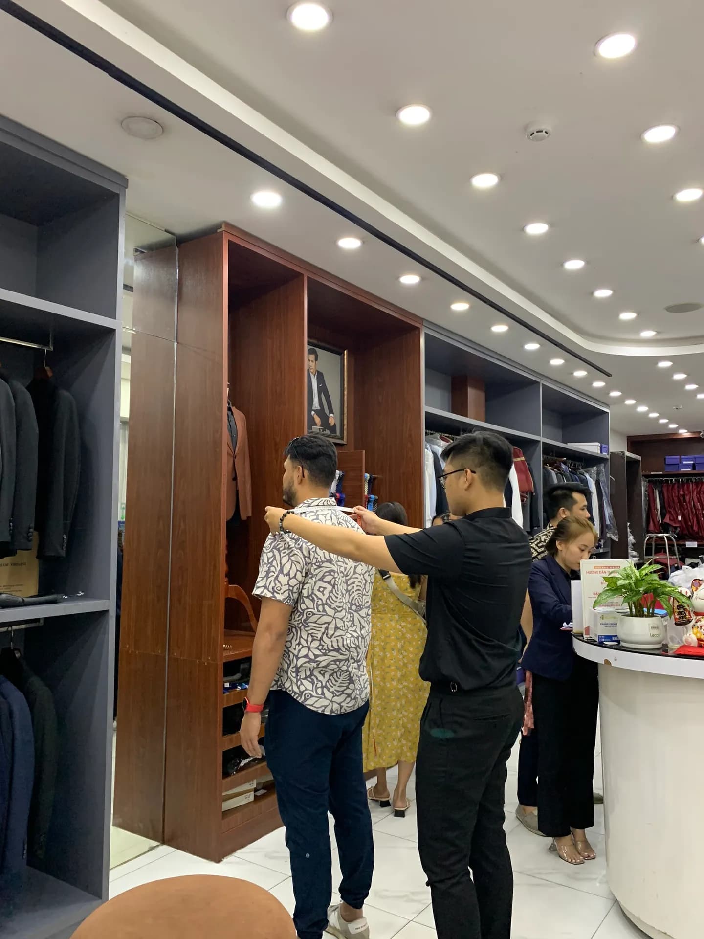 Phóng sự tại showroom — Mon Amie