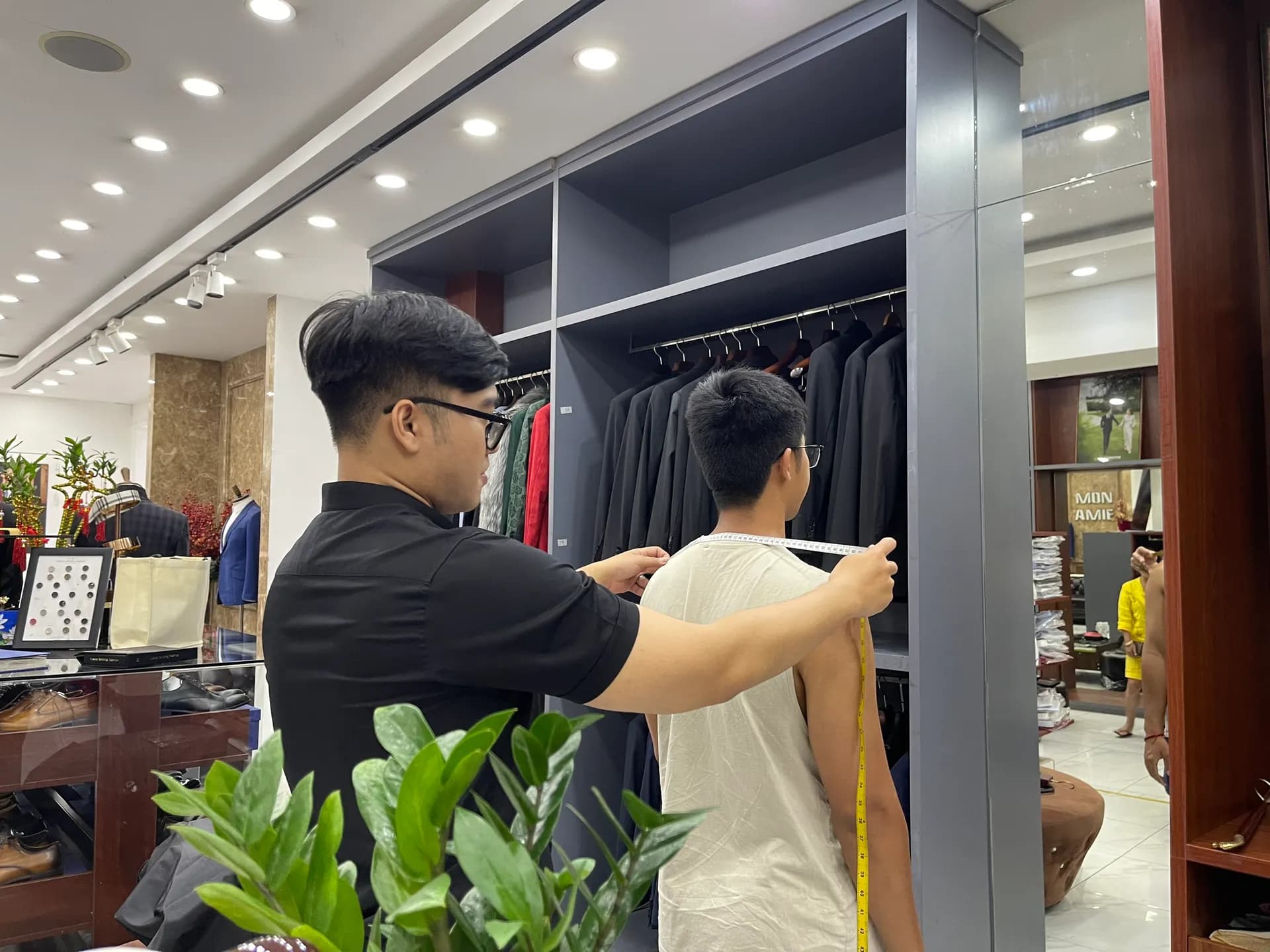 Phóng sự tại showroom — Mon Amie
