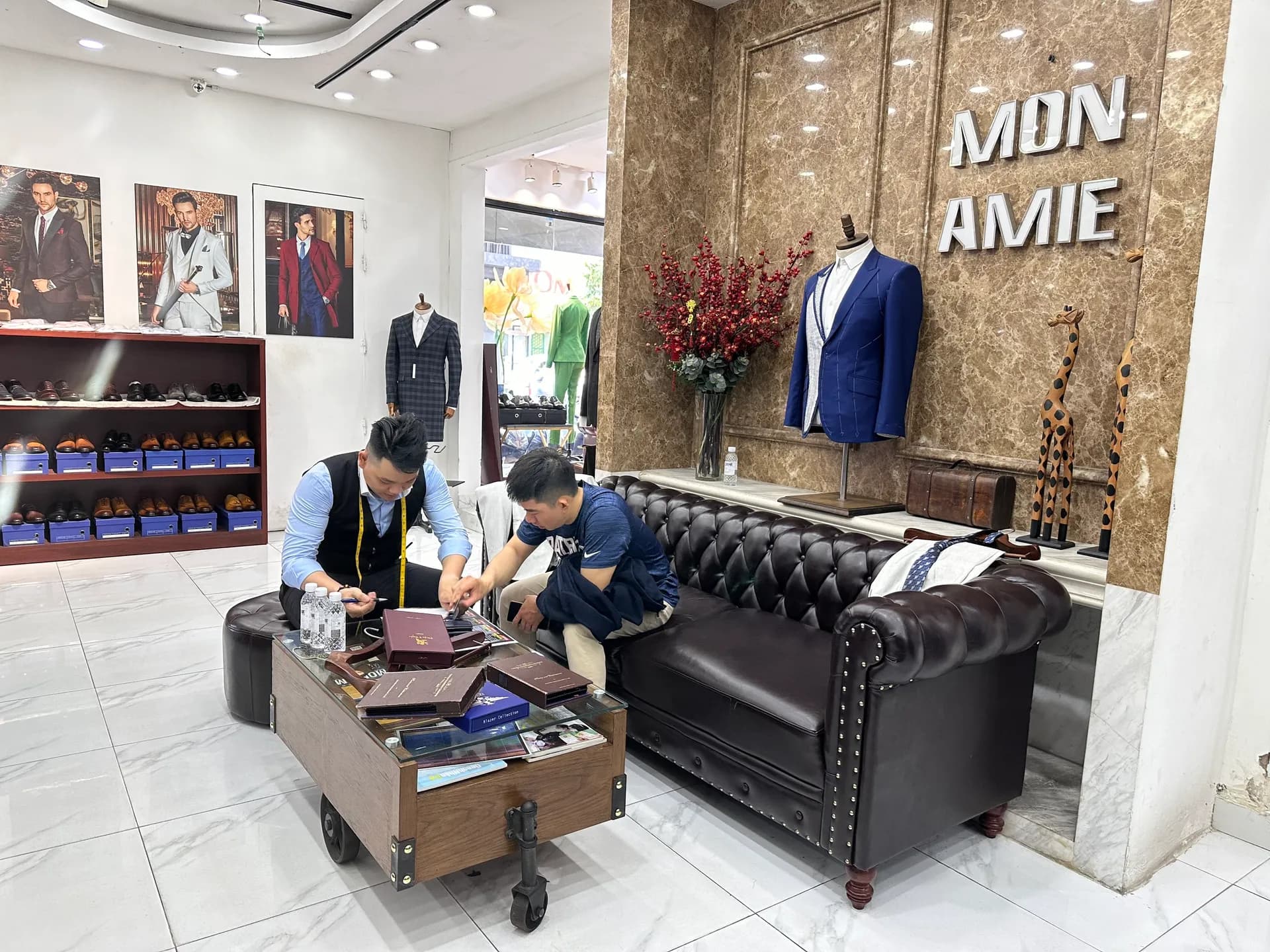Phóng sự tại showroom — Mon Amie